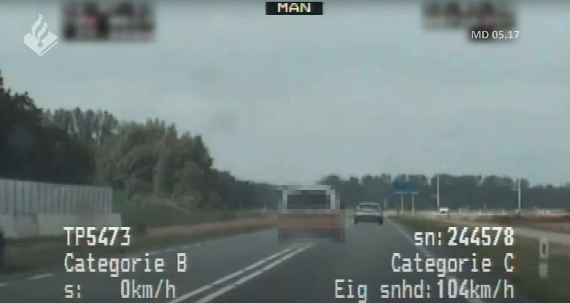 ZIEN: politie dwingt 180 km/uur-scheurende spookrijder tot stoppen