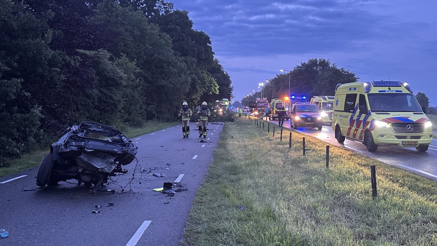 Auto scheurt in tweeën na bizarre crash op N35 bij Haarle