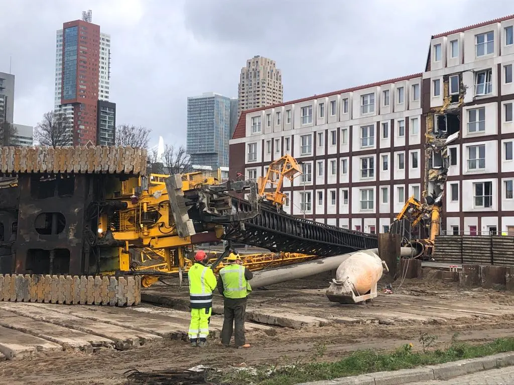 Heimachine valt tegen flatgebouw van zes verdiepingen in Rotterdam