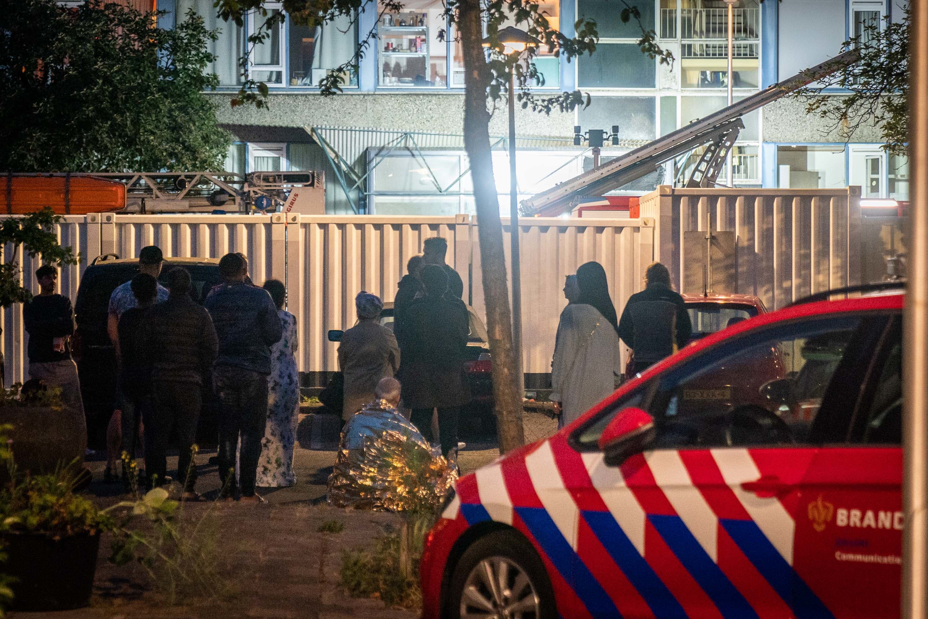 Bewoners Utrechtse flat staan midden in de nacht op straat door brand