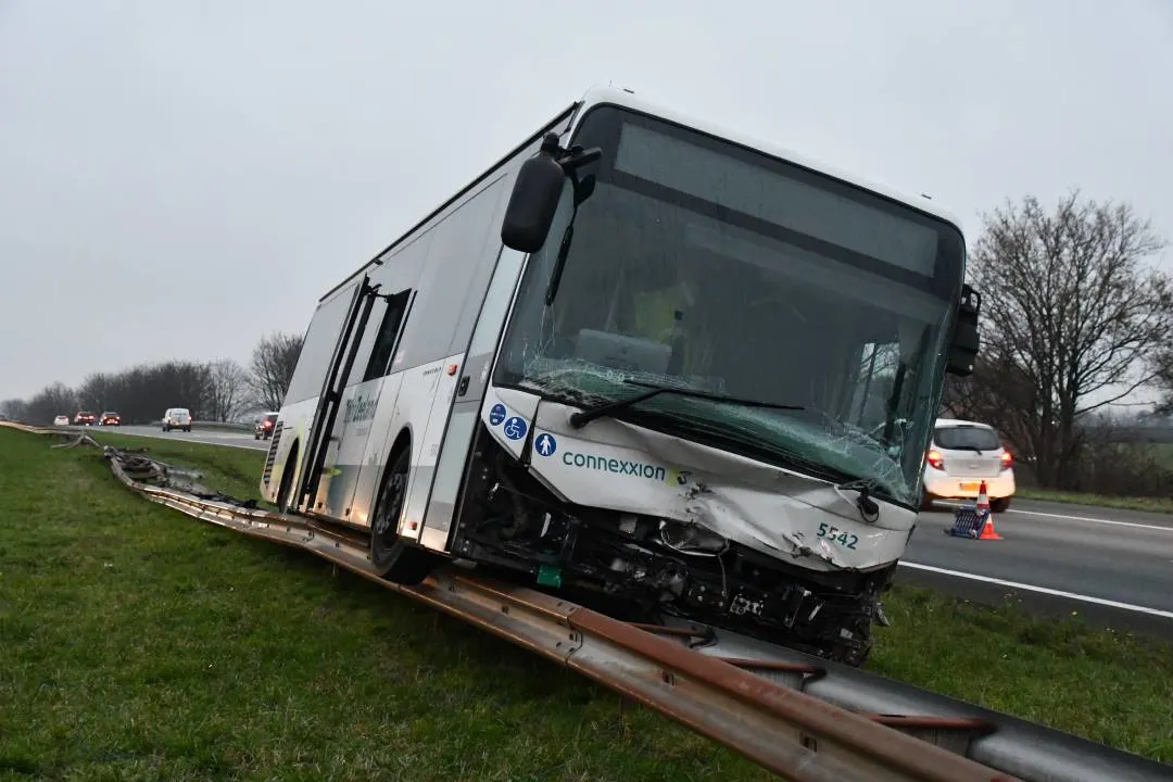 Lijnbus schrikt van hert en strandt bovenop vangrail op A58 bij Rilland