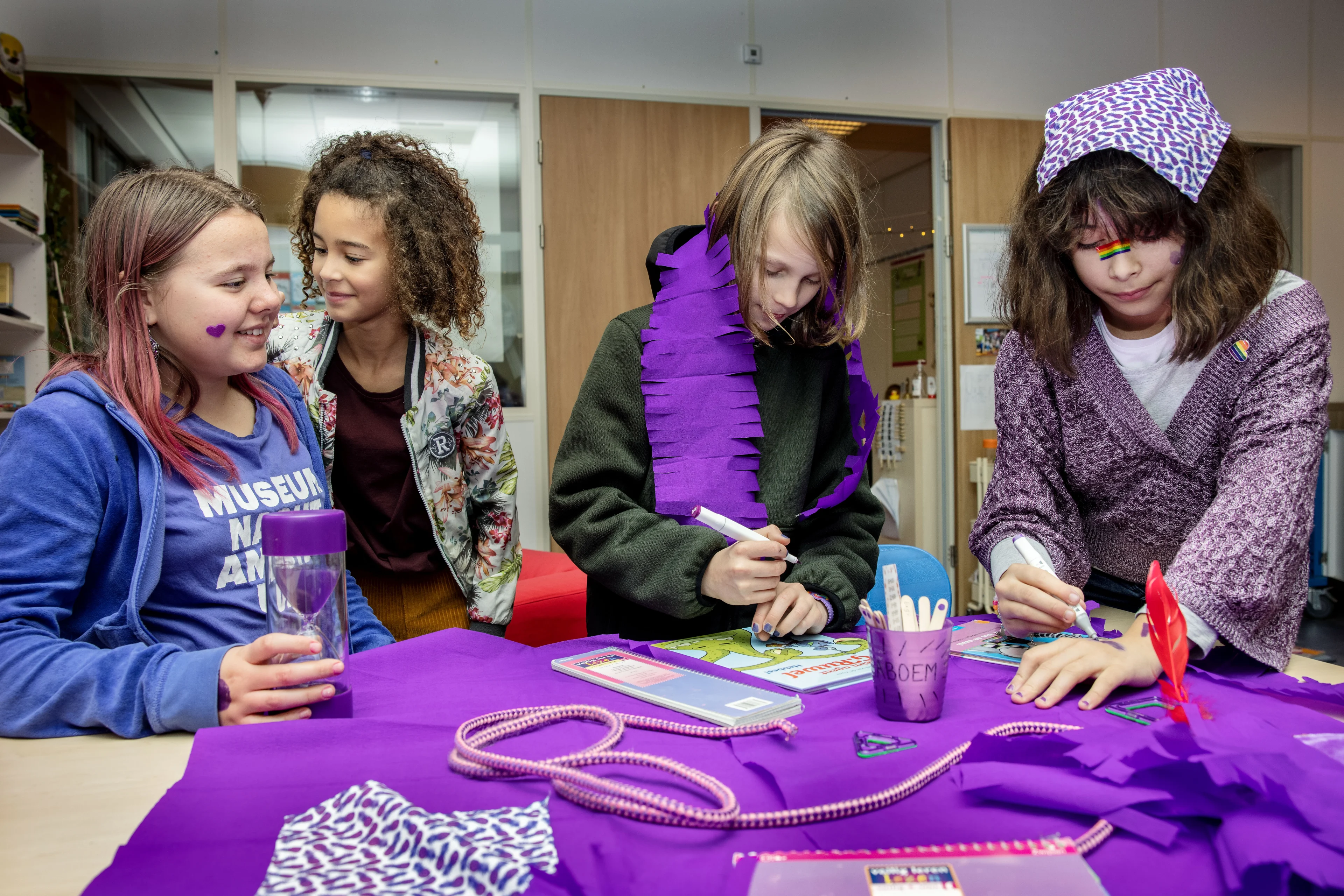 Scholieren en studenten dragen paars om steun aan lhbti-jongeren te uiten