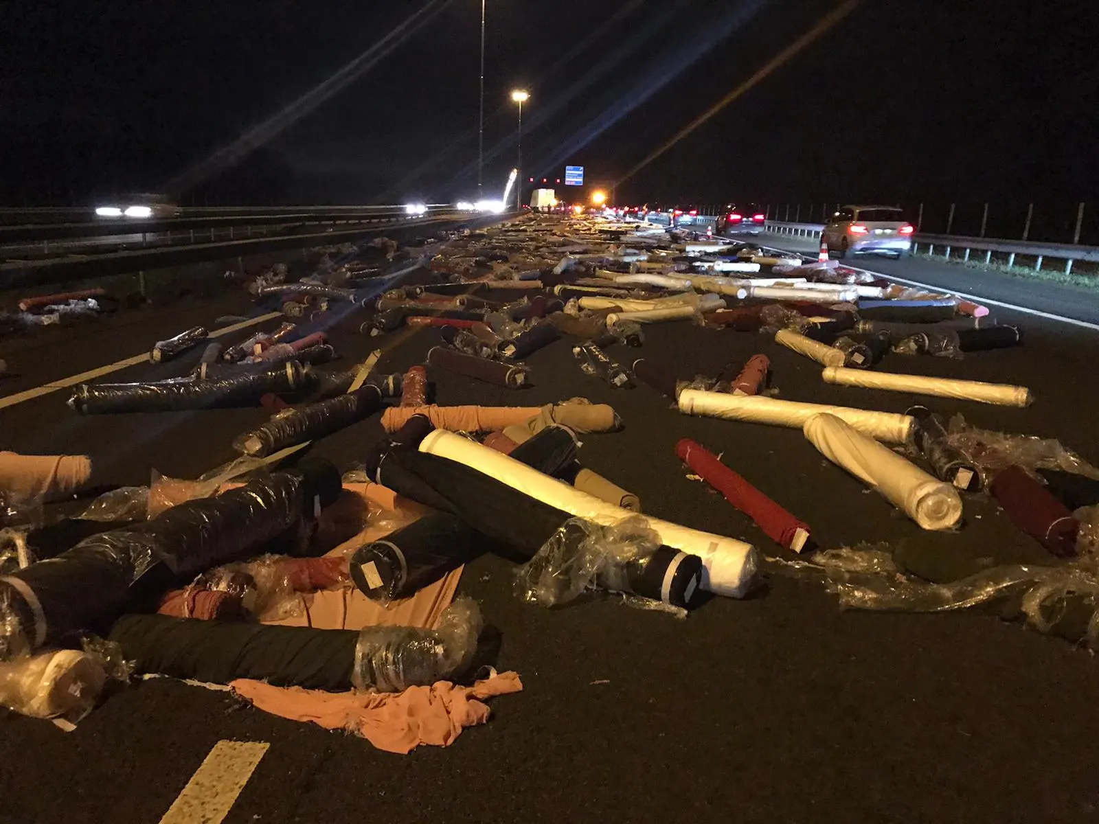 Vrachtwagen verliest honderden tapijten op A16