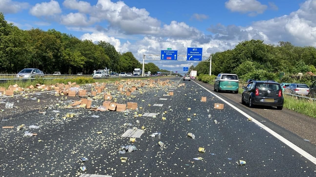Snelweg Hawaii: vrachtwagen verliest lading ananas op A58