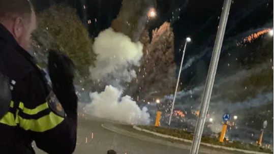 Groep van honderd jongeren zet Urk op stelten: agenten en boa’s bekogeld met zwaar vuurwerk en bierflessen