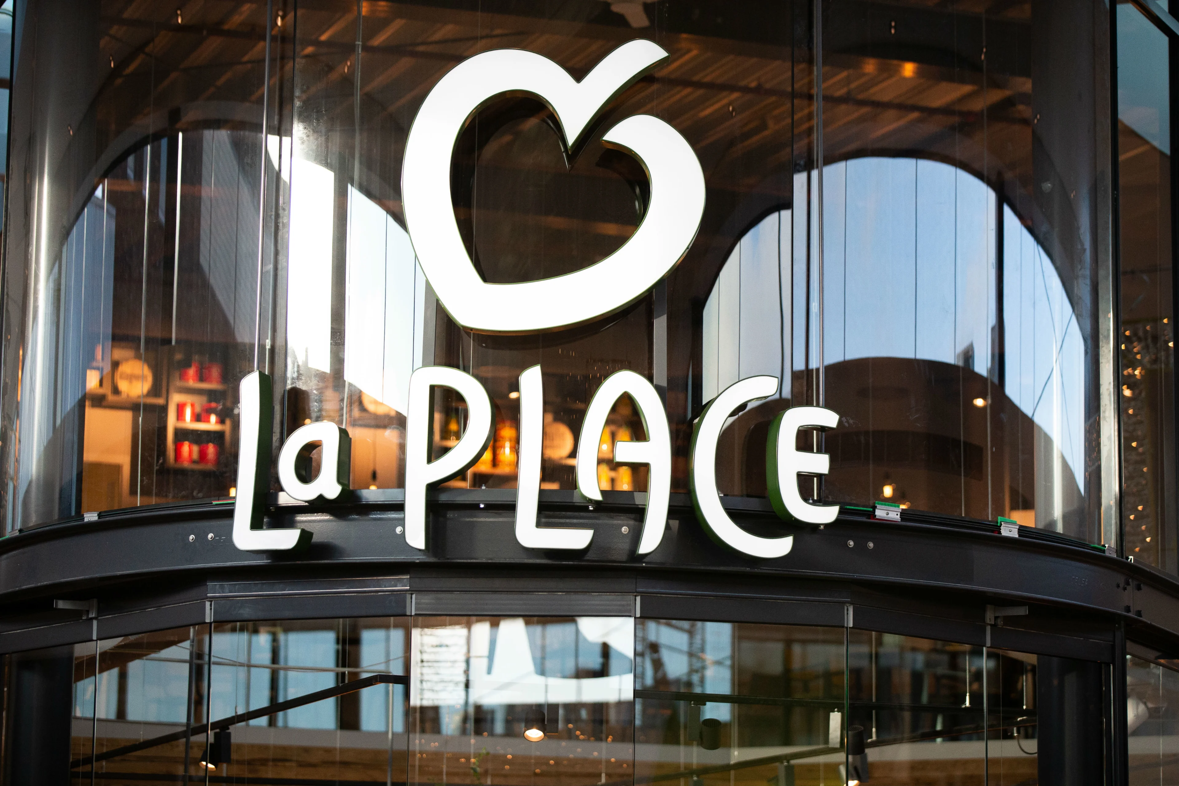 La Place sluit kwart filialen door coronacrisis