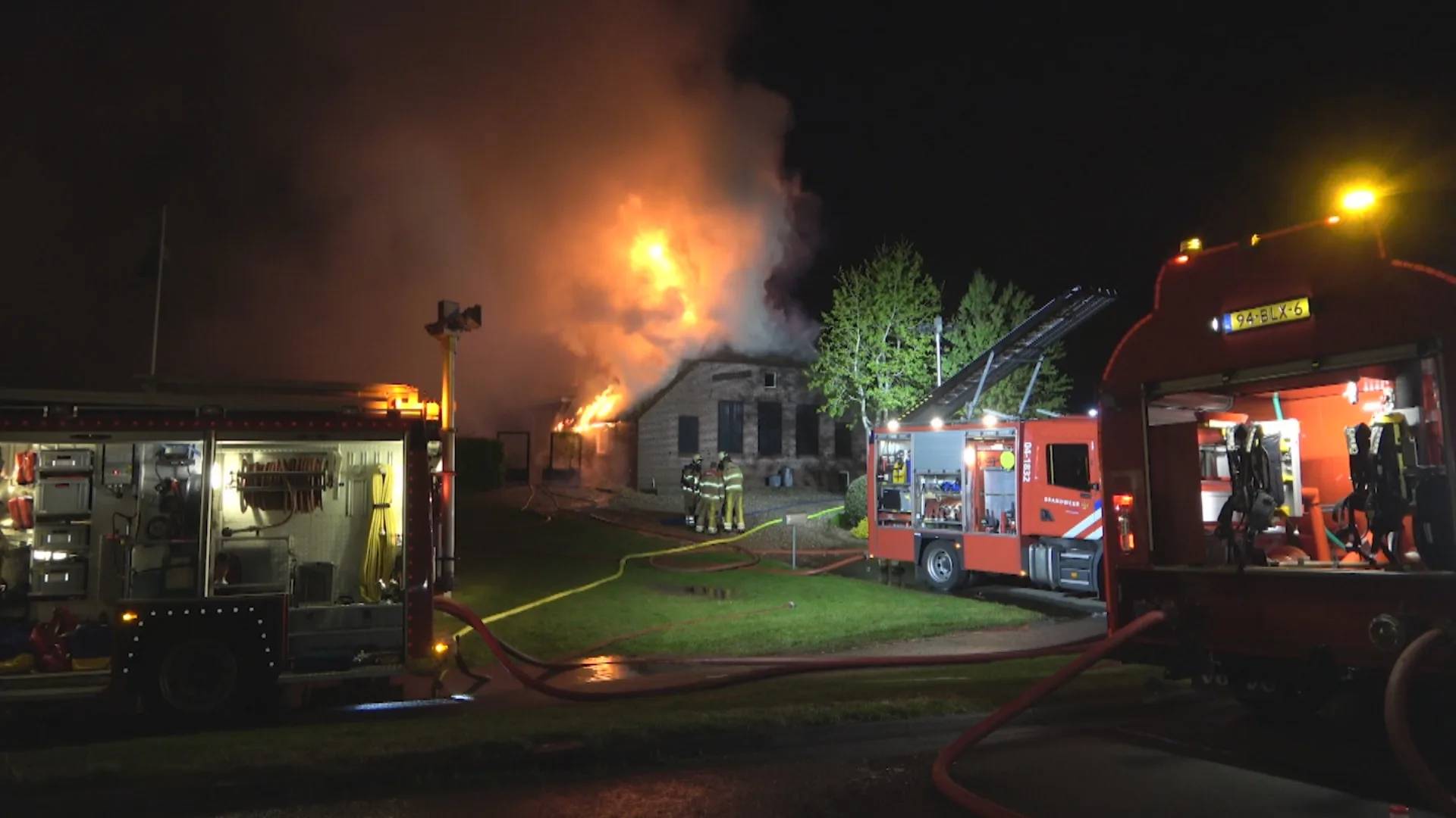 Grote stalbrand slaat over en verwoest boerderij in Genemuiden