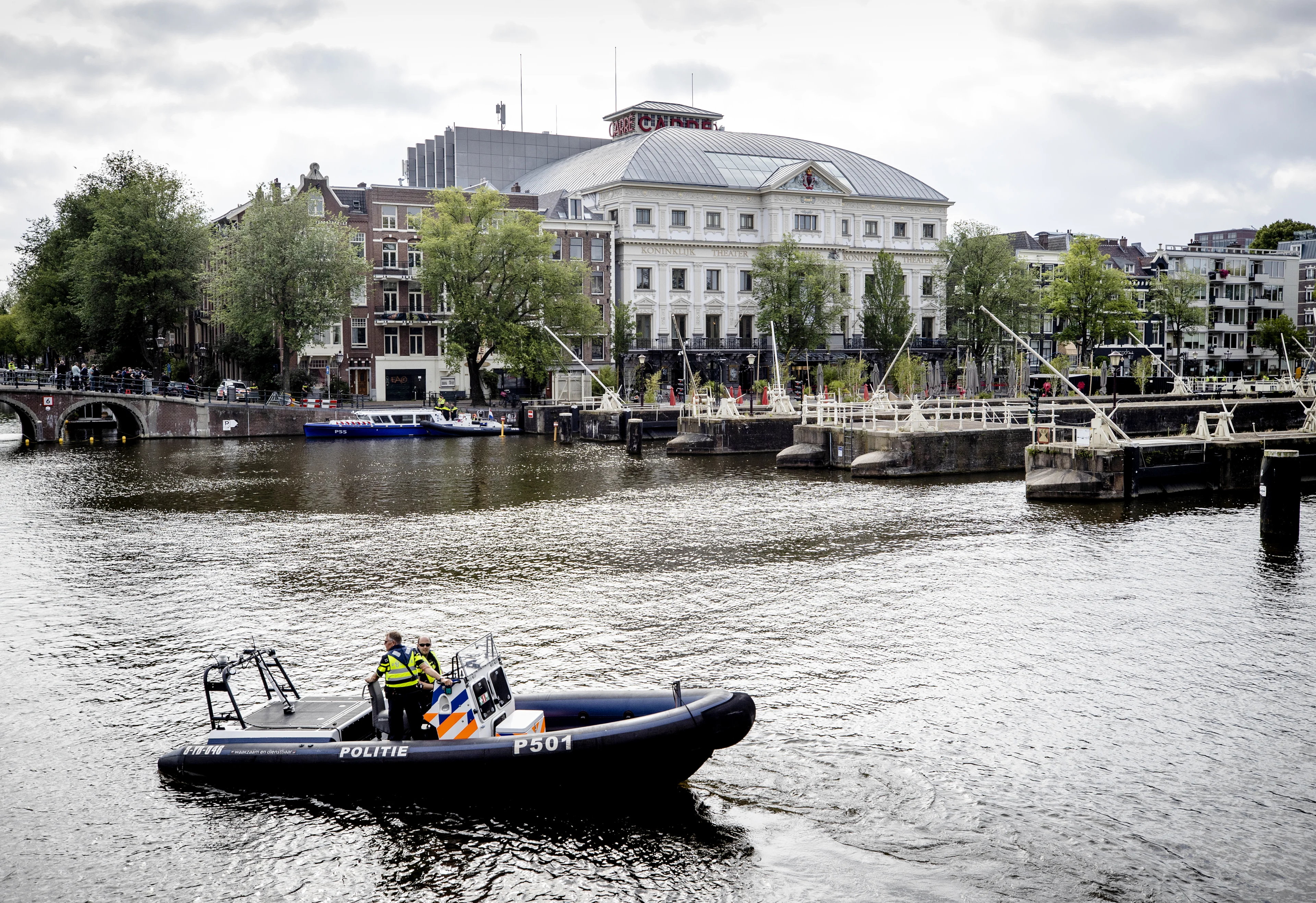 Schipper scheurt door Amsterdamse grachten, politie ramt sloep