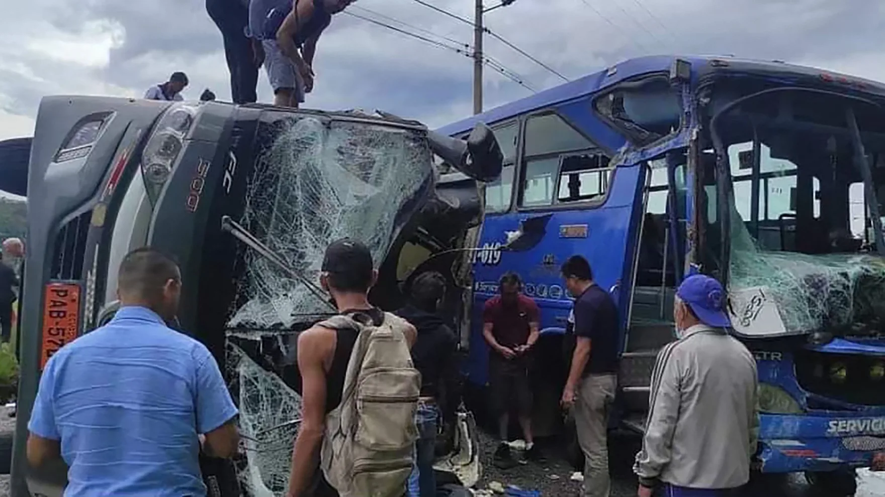 Zwaar busongeluk met tientallen Nederlanders in Ecuador: meerdere doden en gewonden