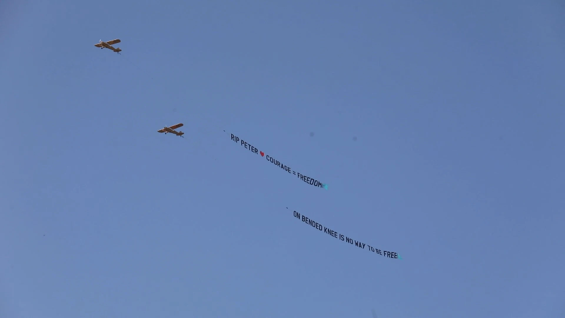 Vliegtuigjes met lijfspreuk Peter R. de Vries cirkelen boven Amsterdam