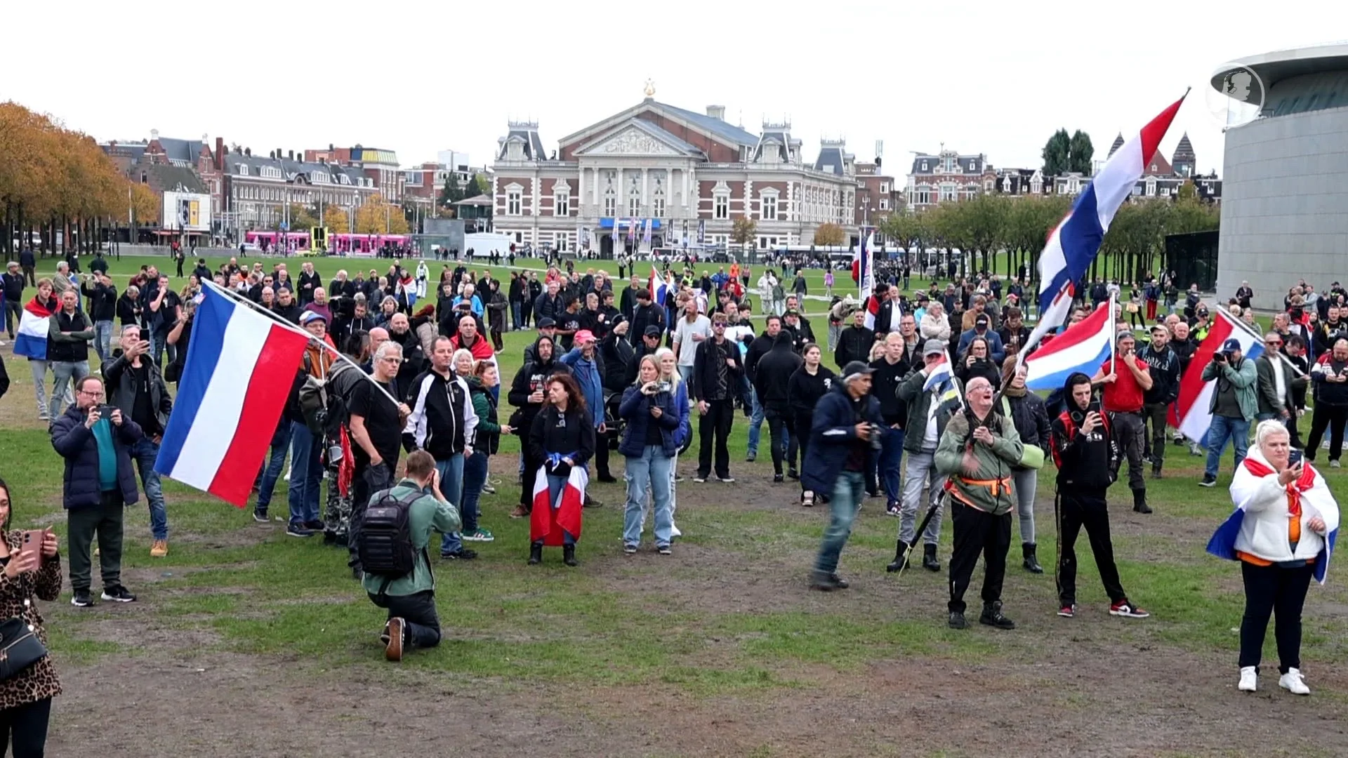 Anti-immigratie demonstratie begint op Museumplein