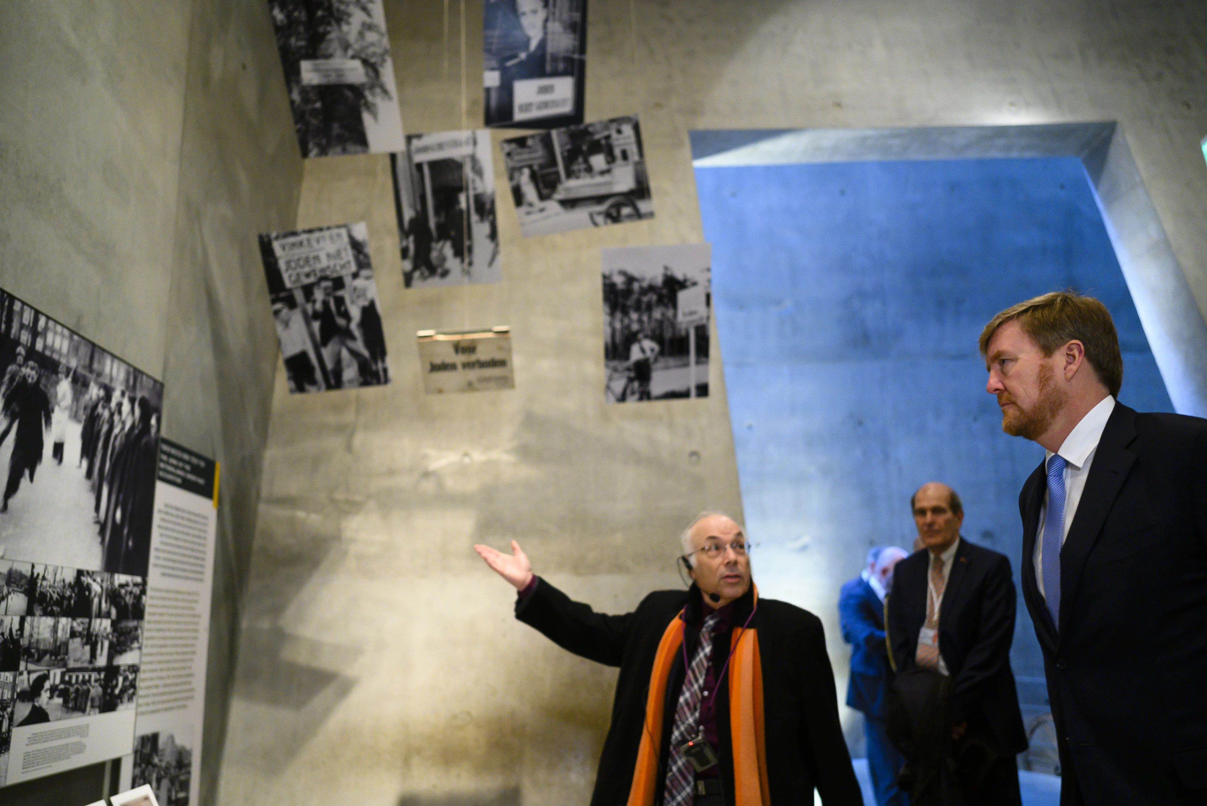 Koning rondgeleid door herdenkingscentrum voor joodse Holocaust-slachtoffers