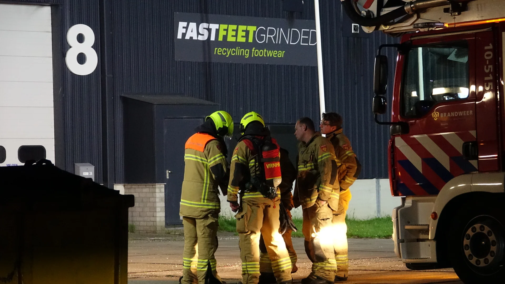 Vijftig mensen geëvacueerd na grote brand in bedrijfspand Wieringerwerf