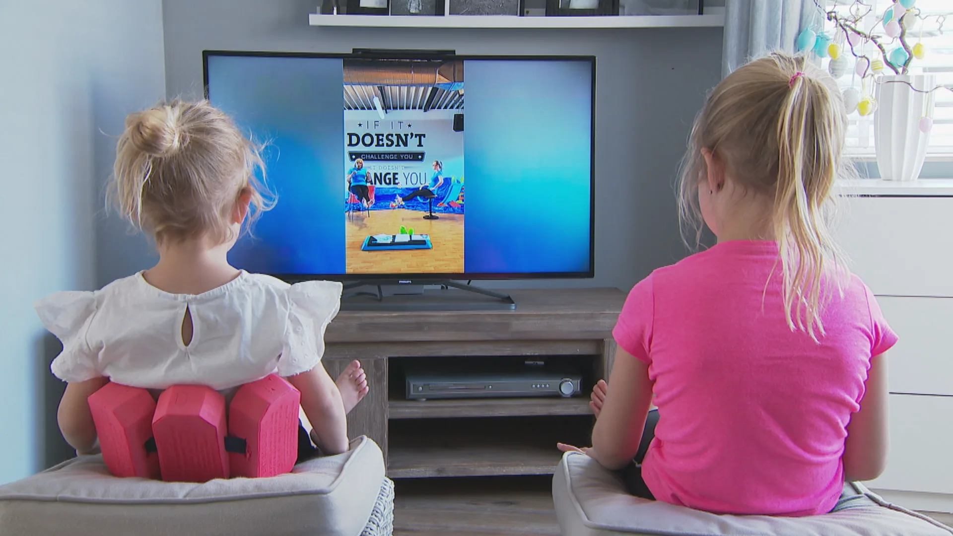 Faya (7) en Nova (4) krijgen zwemles aan huis nu zwembaden dicht zijn vanwege corona