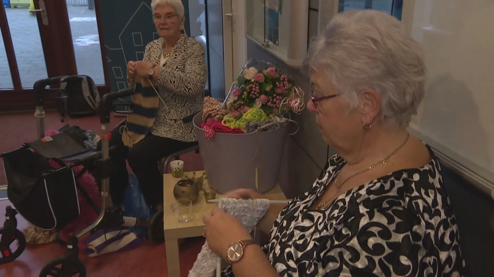 Haagse ouderen breien honderden sjaals voor kinderen in koude klassen