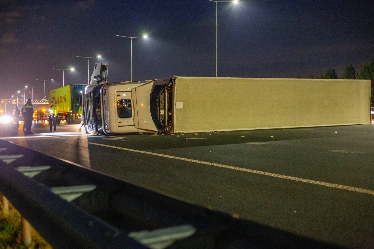 Vrachtwagen gekanteld op A2 richting Amsterdam, snelweg even dicht
