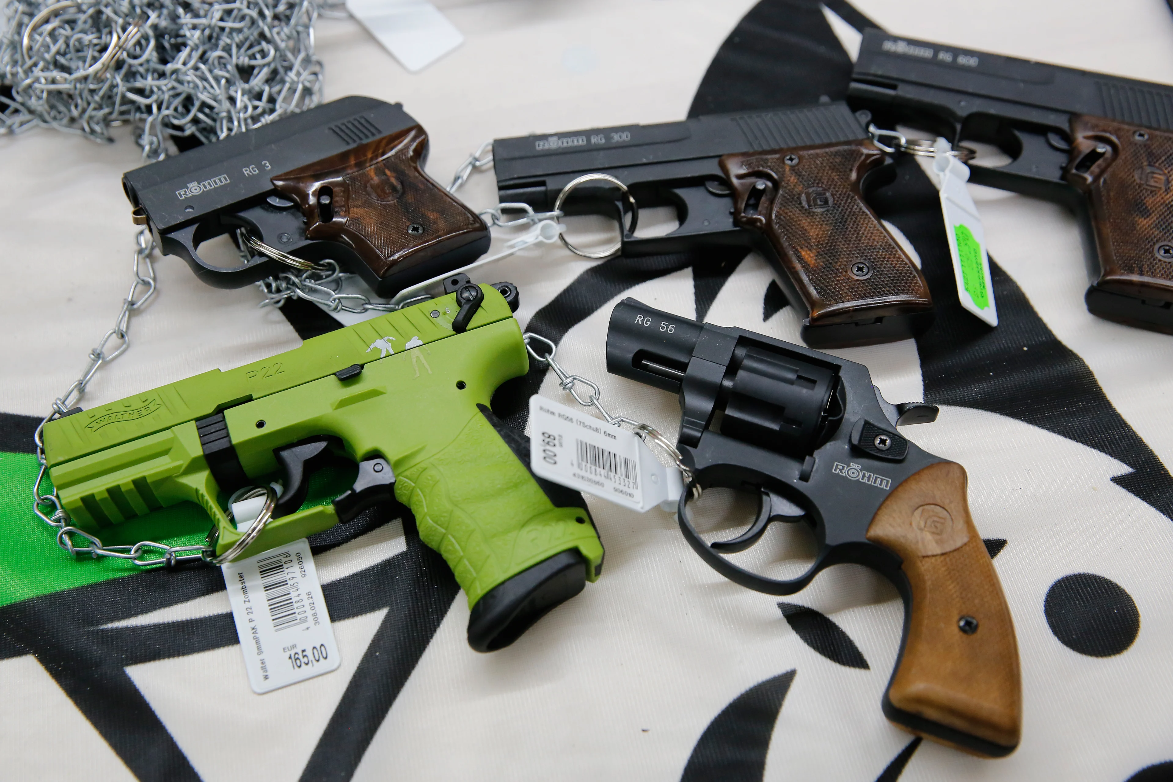 Politie vindt nepvuurwapens en verboden messen in slaapkamer 17-jarige jongen