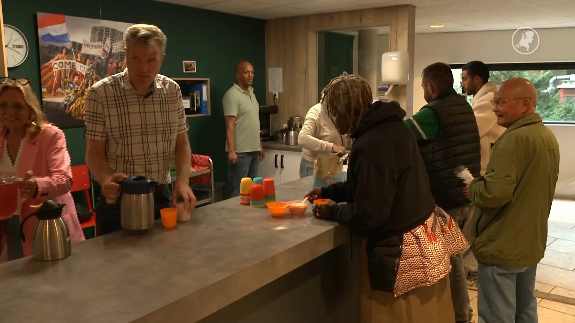 Van Weel past asielwet aan: streep door vervolging voor aanbieden hulp