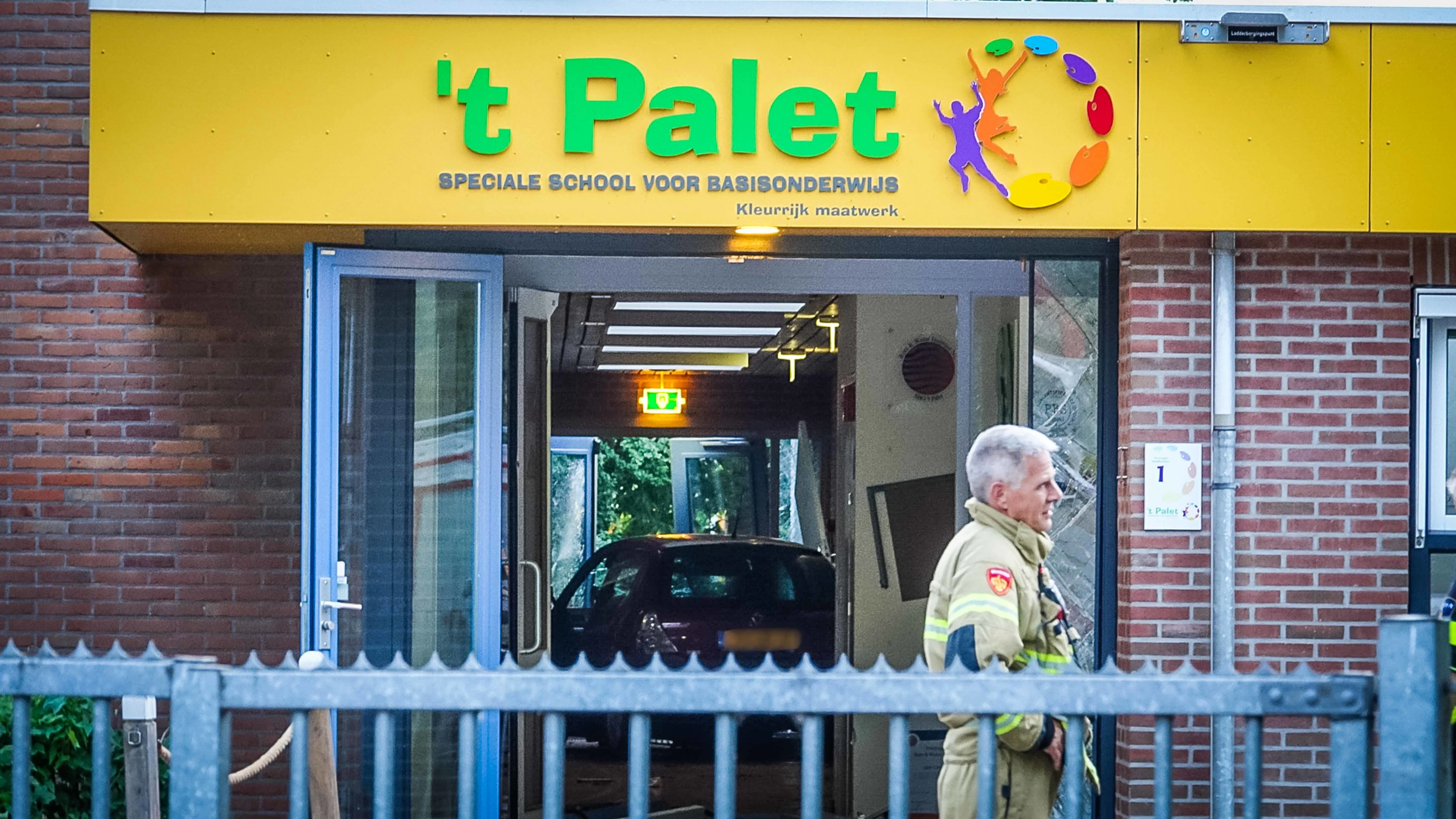 Automobilist die basisschool Grootebroek inreed is boze vader met conflict