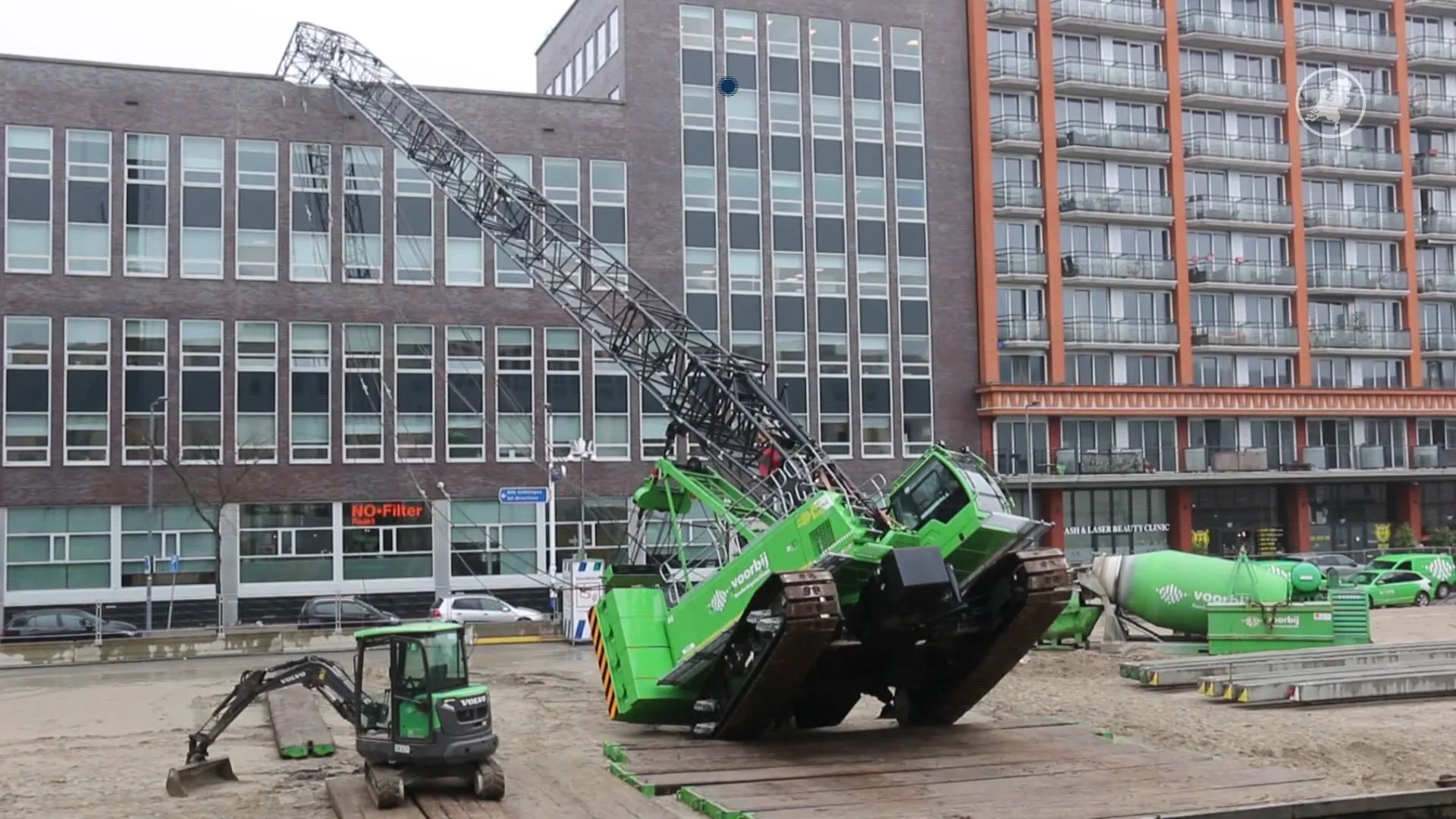 Bouwkraan van 40 meter hoog valt op Rotterdams kantoorpand