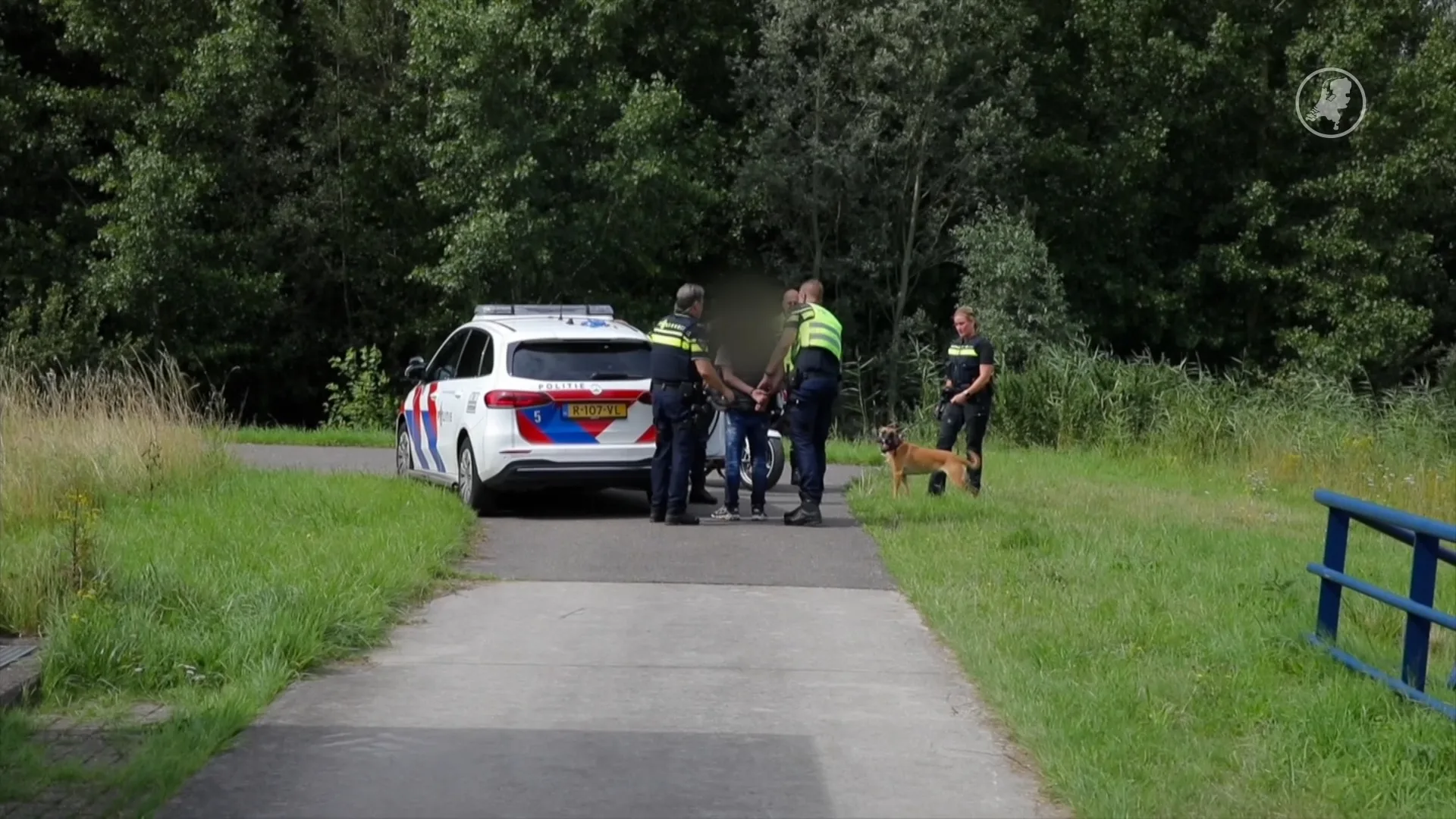Verdachten rennen over A1 maar worden gepakt door politiehond