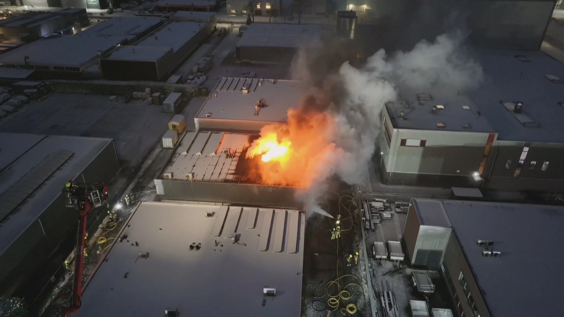 Uitslaande brand in Tiel, brandweer heeft moeite om bij brandhaard te komen