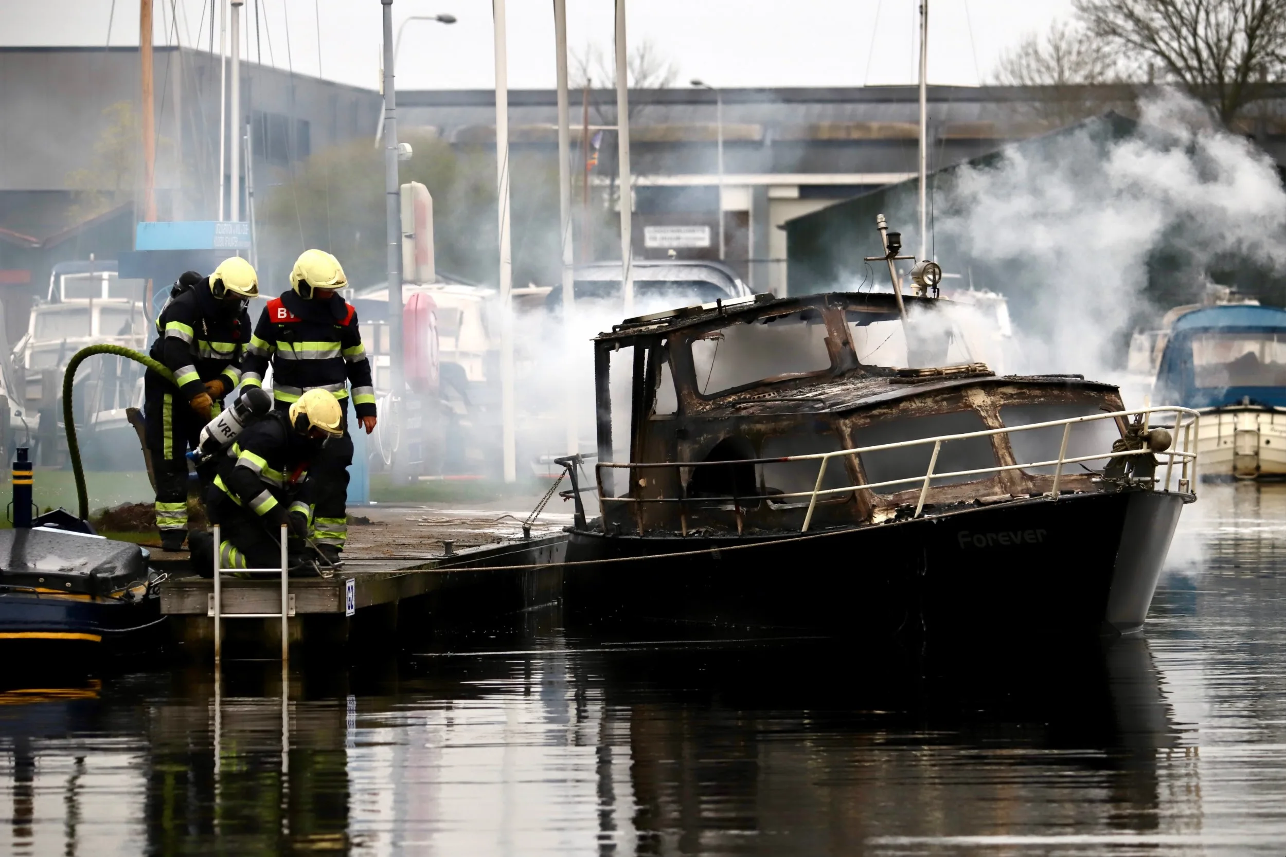 Drie gewonden door explosie en brand in jachthaven Burgum