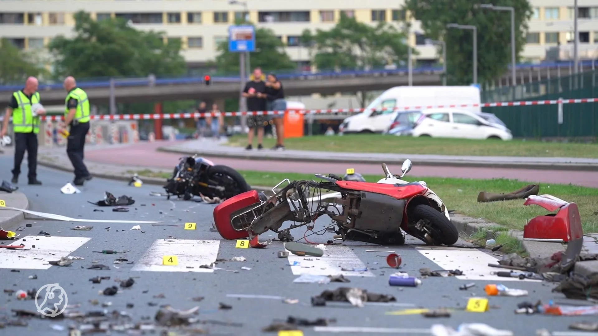 Enorme ravage nadat motor en scooter op elkaar botsen in Rotterdam