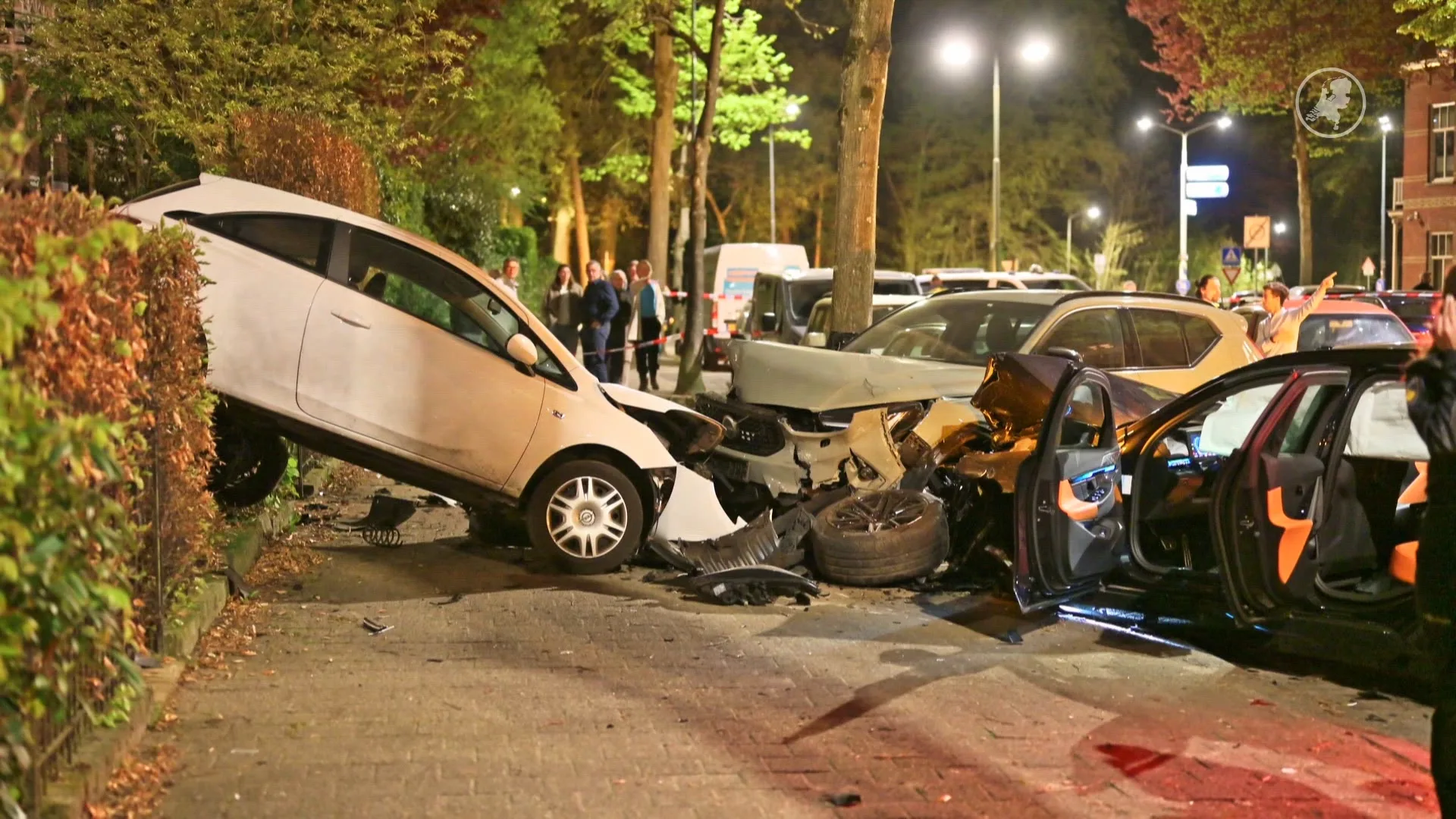 Ravage in straat Breda nadat BMW op geparkeerde auto's botst