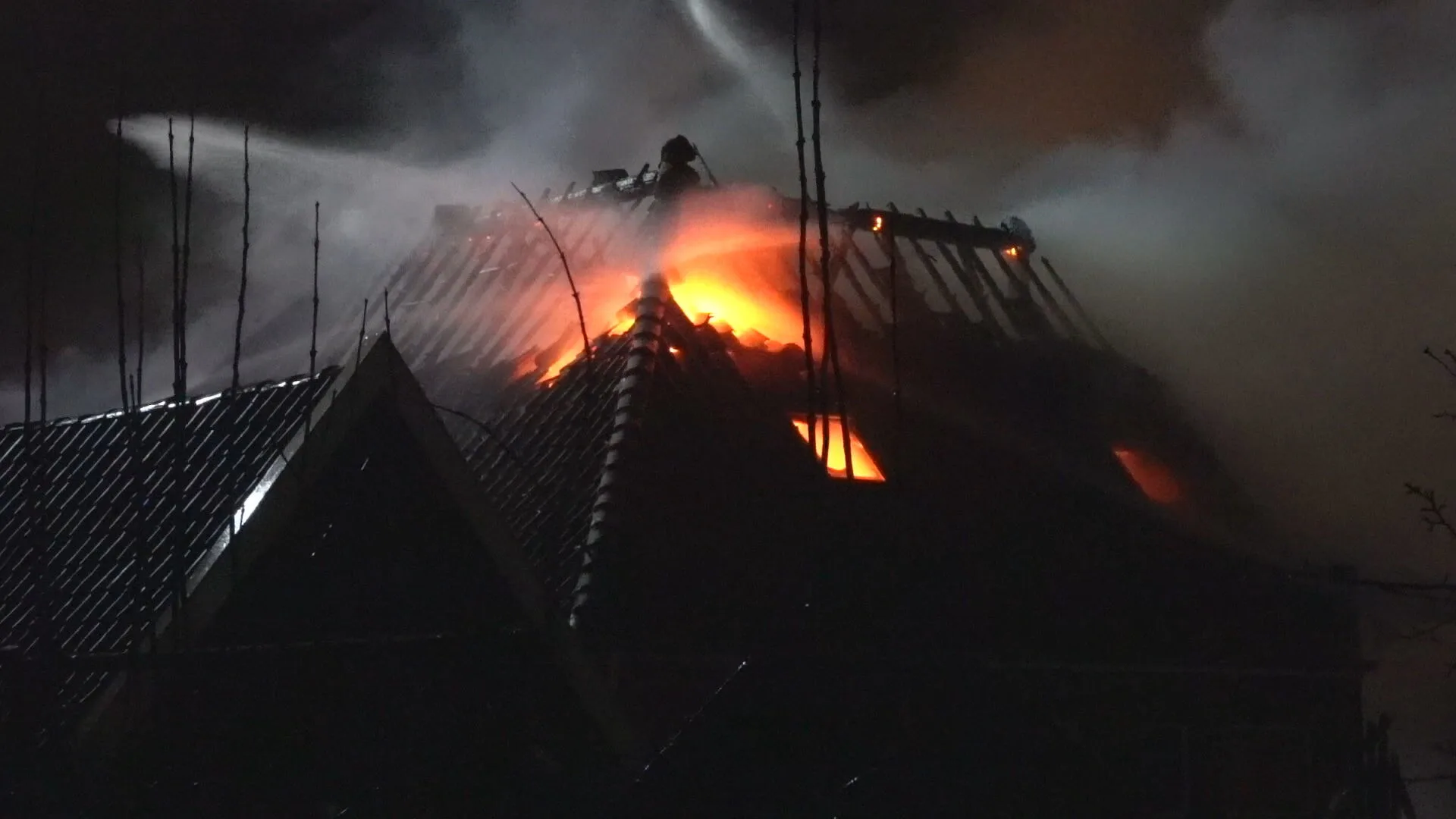 Vlammen slaan uit het dak bij woonboerderij in Wognum, pand volledig verwoest