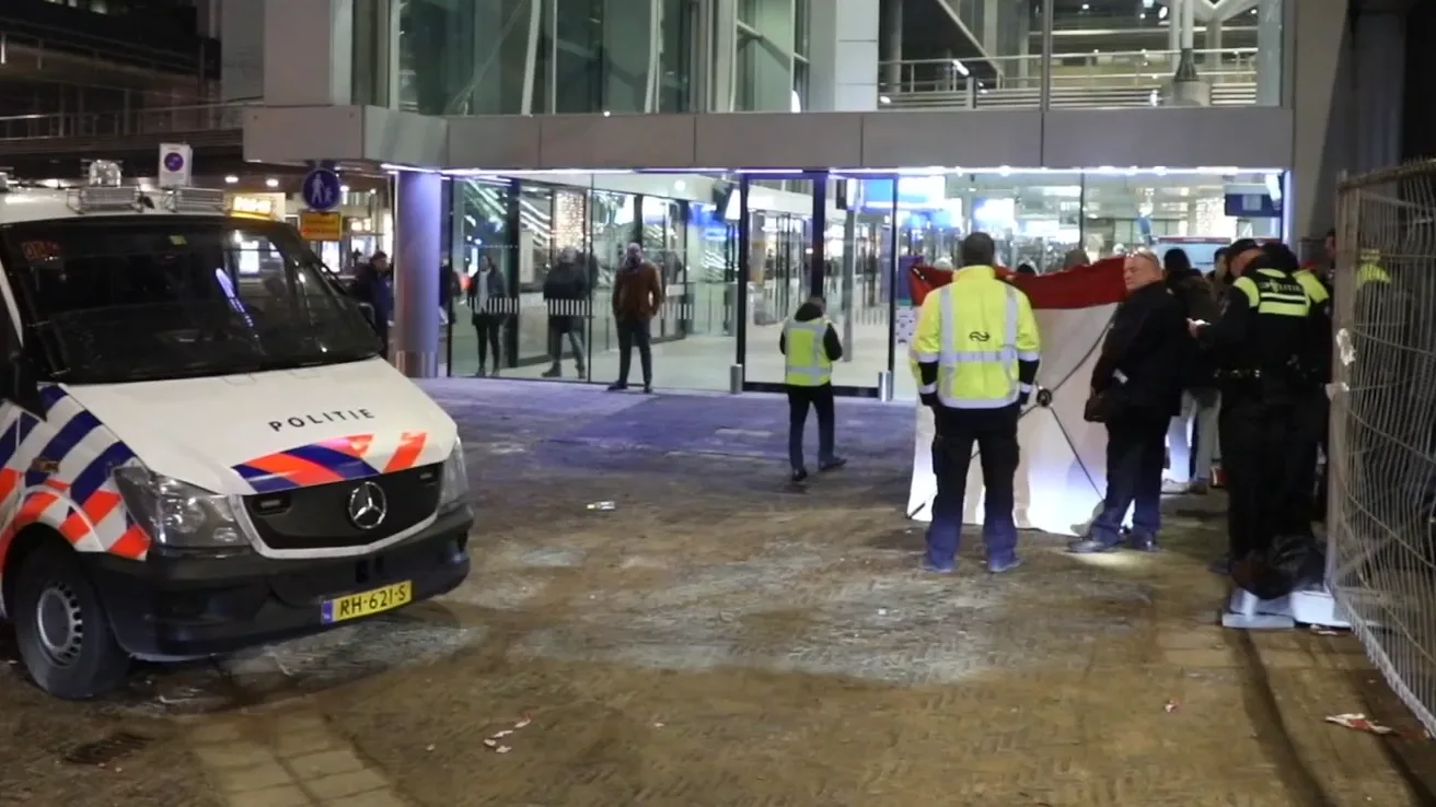 Man in trein en op station om seksuele geaardheid toegetakeld door groep jongeren