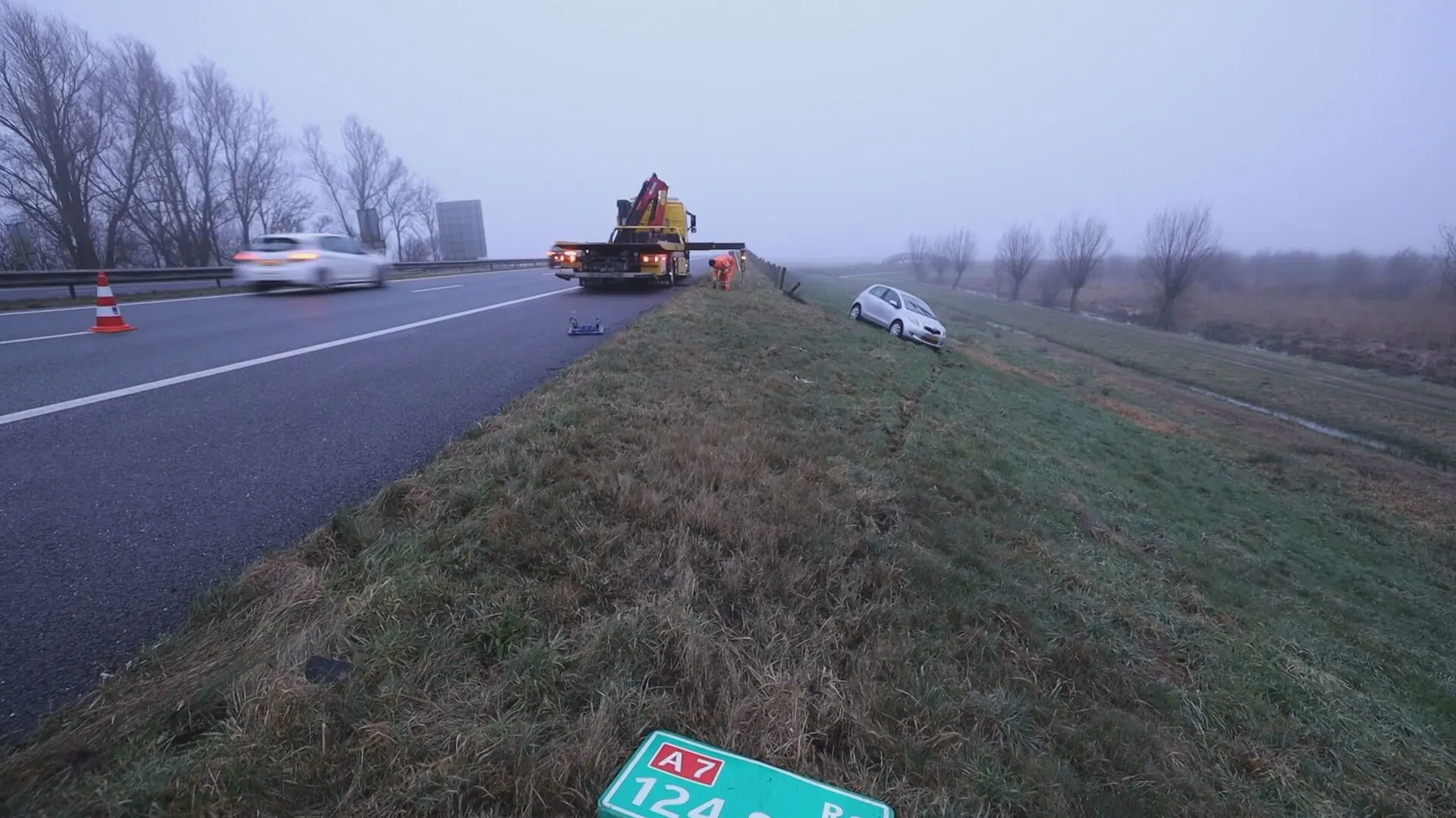 Spekgladde wegen zorgen voor ongelukken: 'Hoeft u niet de weg op, blijf dan thuis'