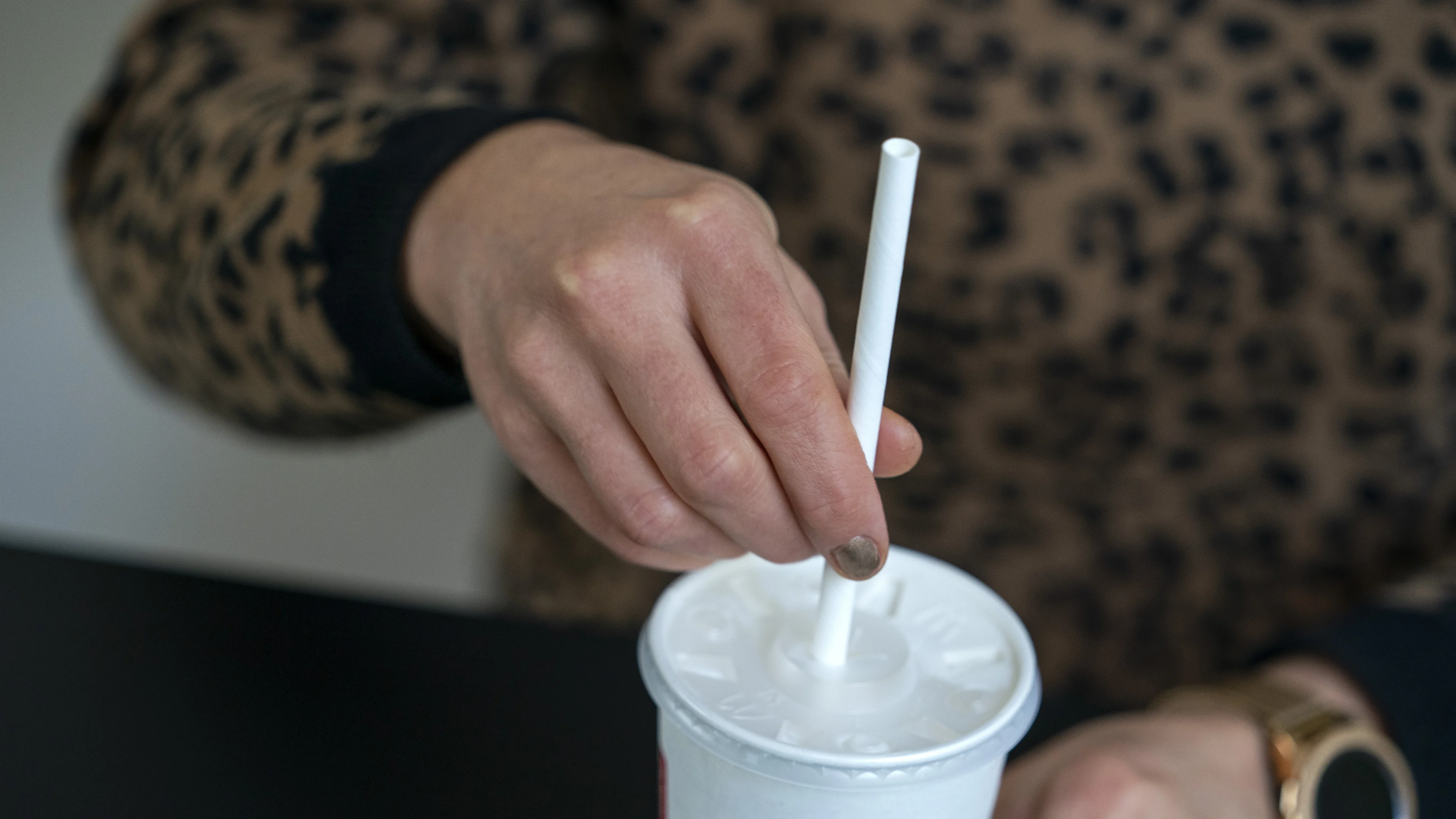 NVWA waarschuwt voor papieren rietjes waar je in kunt stikken