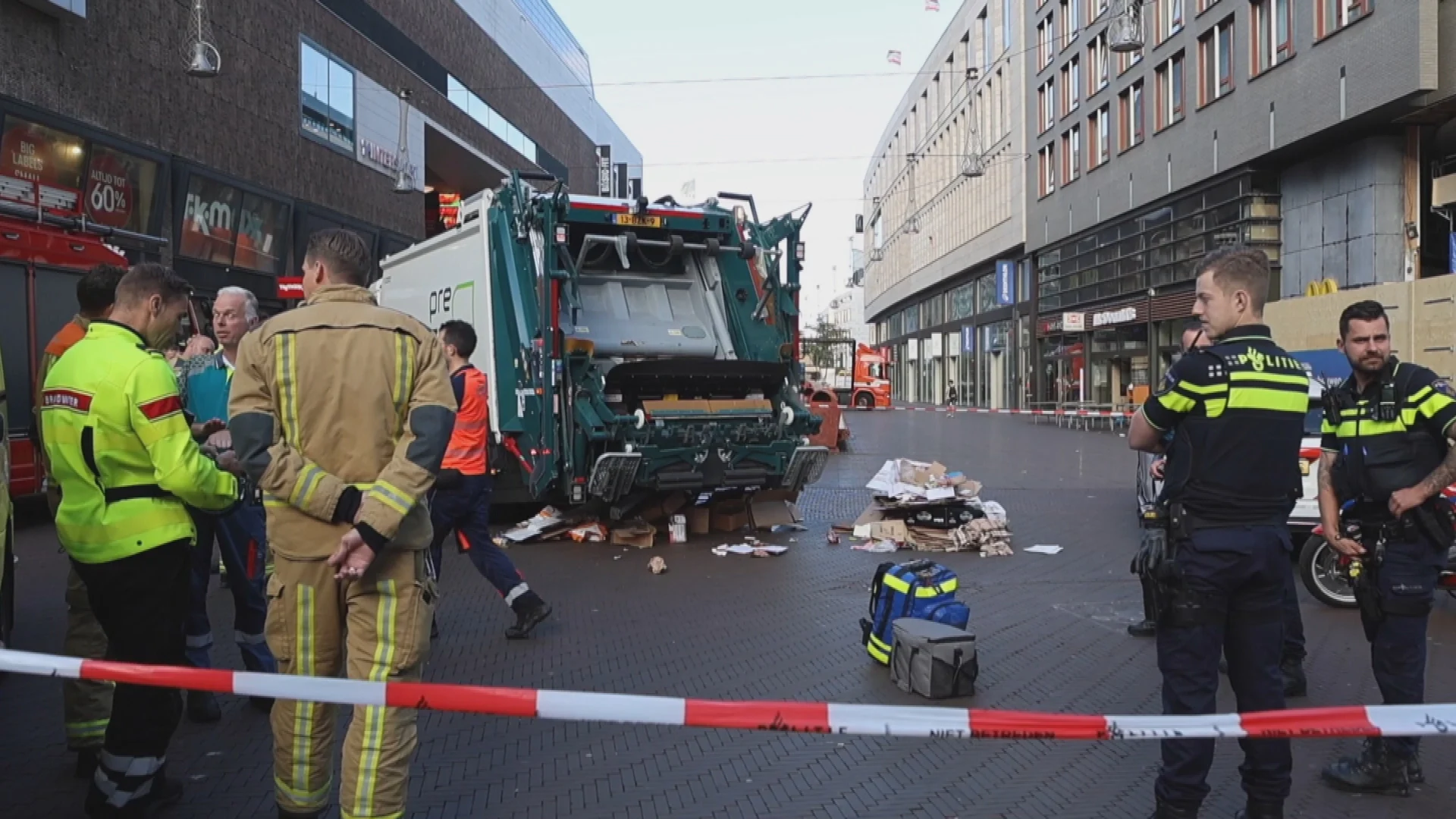 Man slaapt in papiercontainer in Den Haag, wordt door vuilnismannen meegenomen