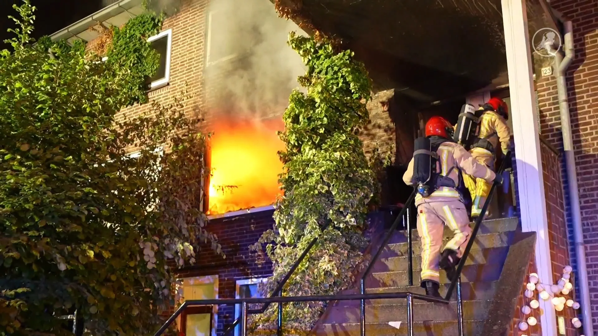 Heftig uitslaande woningbrand in Eindhoven, kat om het leven gekomen