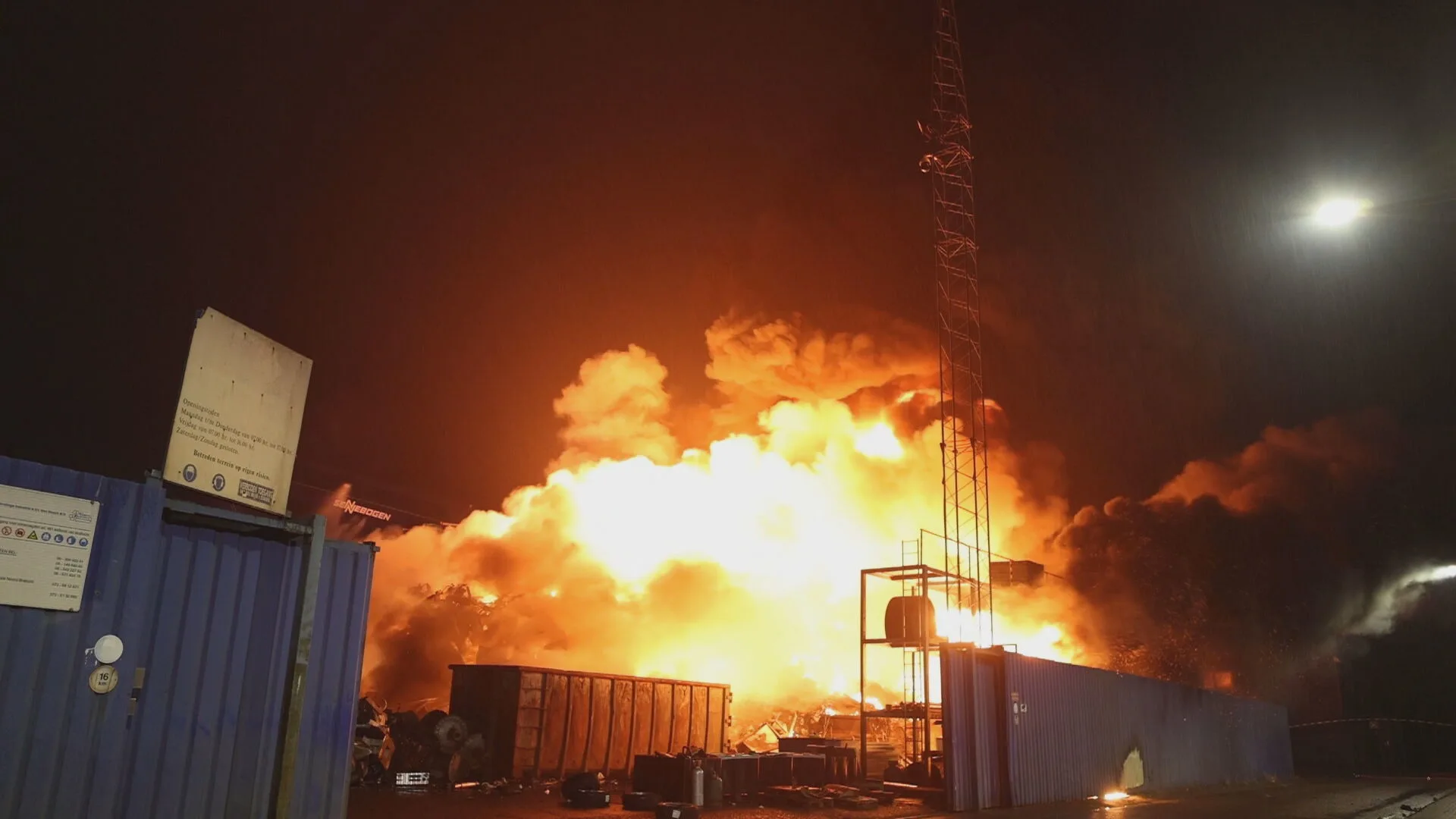 Vlammen slaan metershoog uit berg ijzer bij brand afvalverwerkingsbedrijf