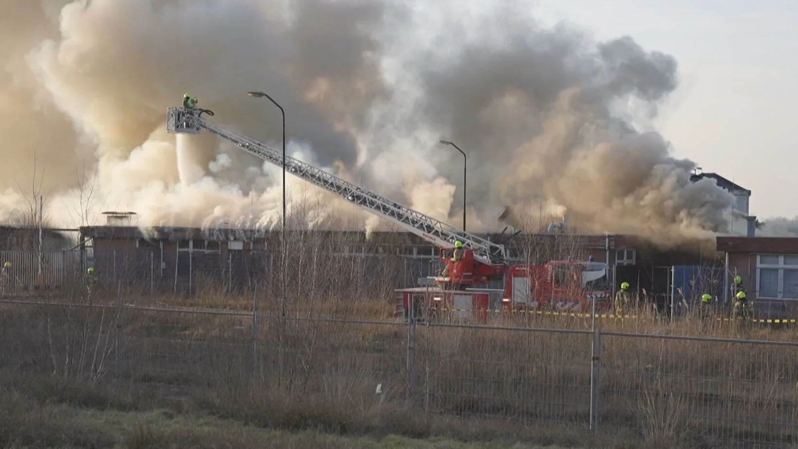Zeer grote brand in Weert, industriepand volledig verloren
