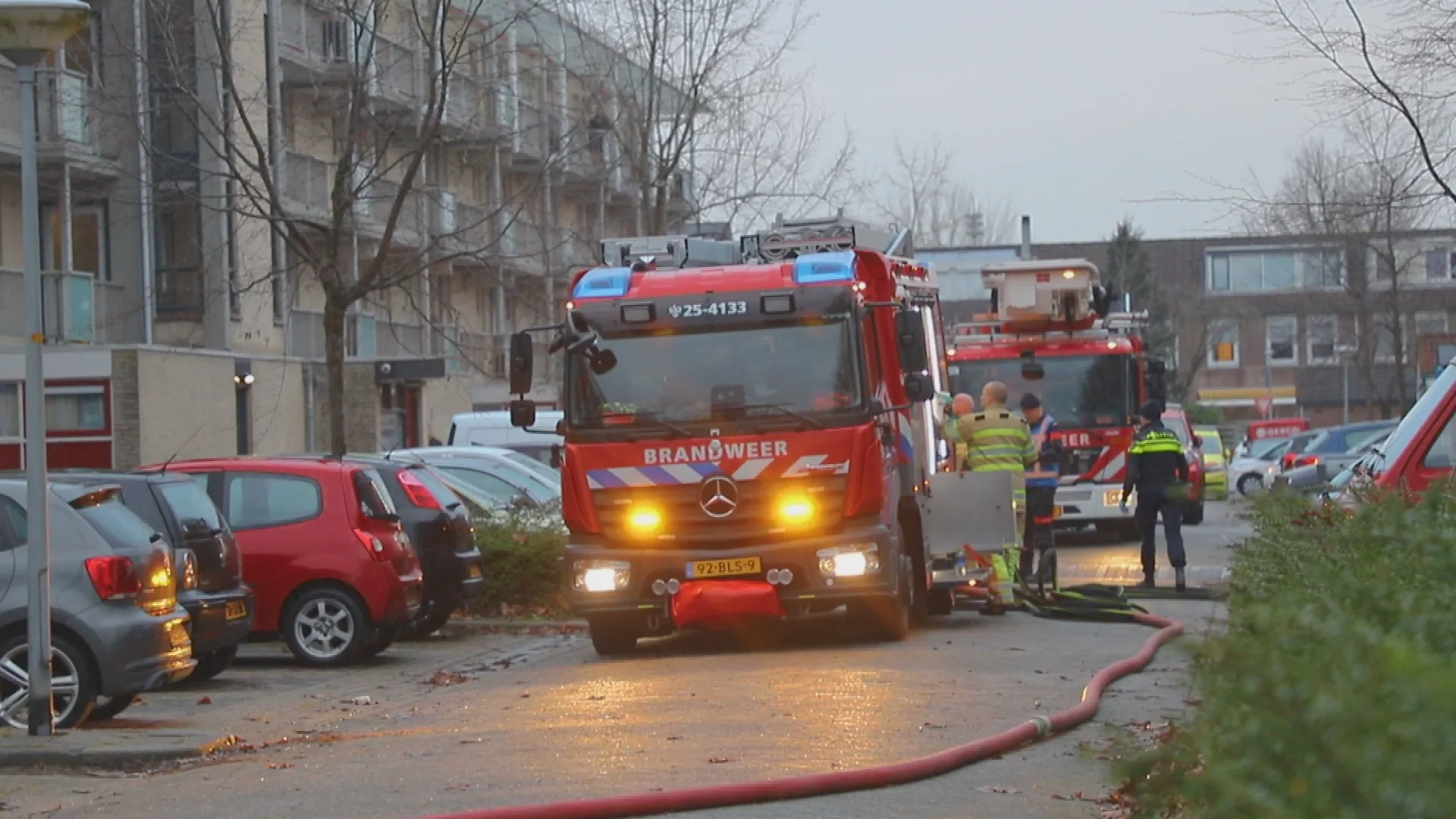 Gewonde bij woningbrand in Almere, meerdere woningen ontruimd
