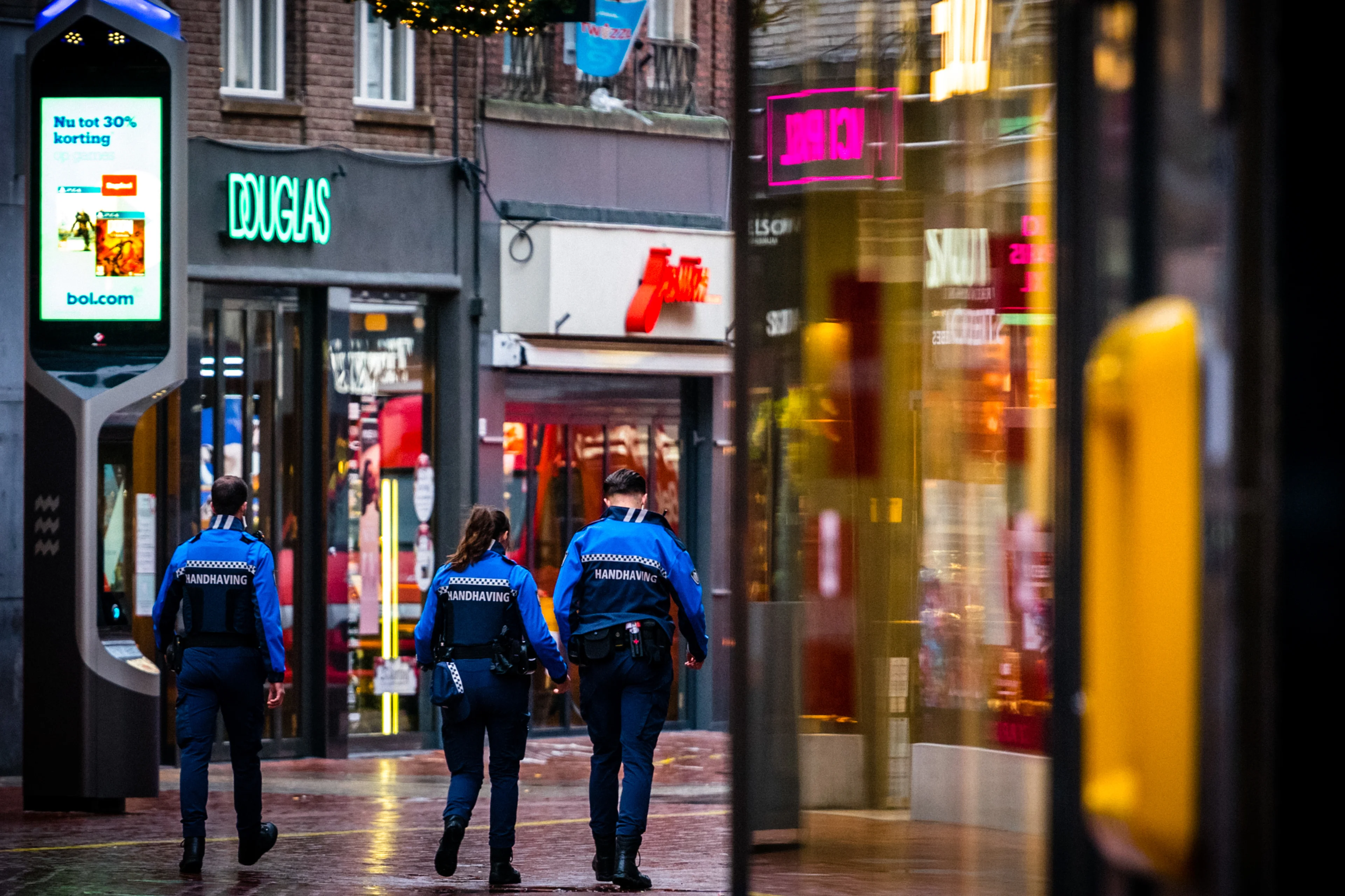 'Harde lockdown tot half januari: kabinet wil winkels en scholen sluiten'