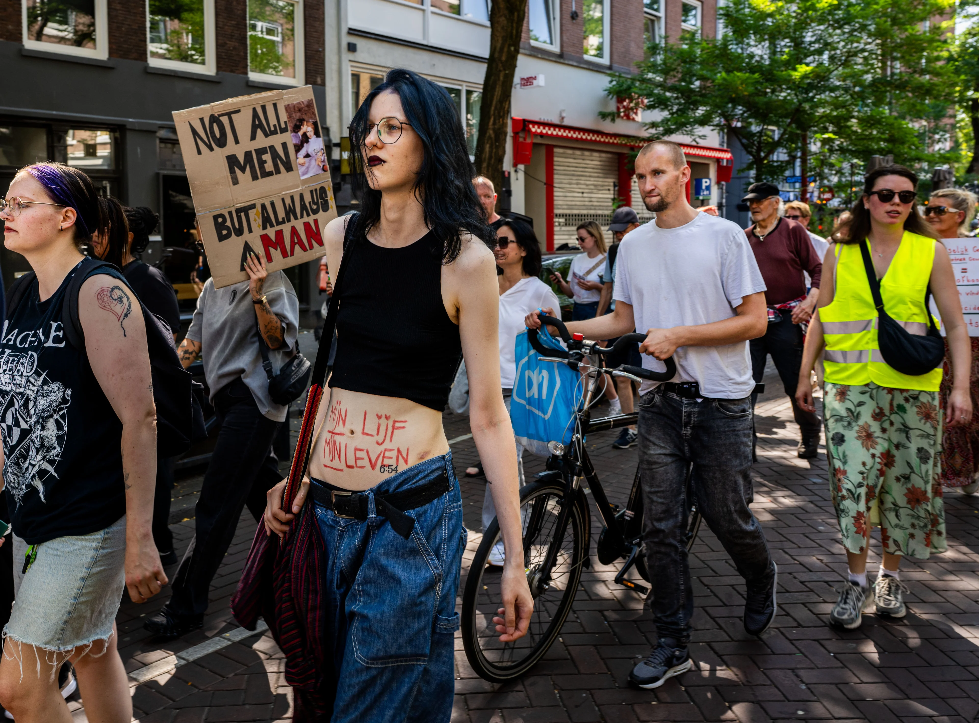 Grote opkomst bij femicidemars na moord op Lisa (17): 'Ze had dromen'