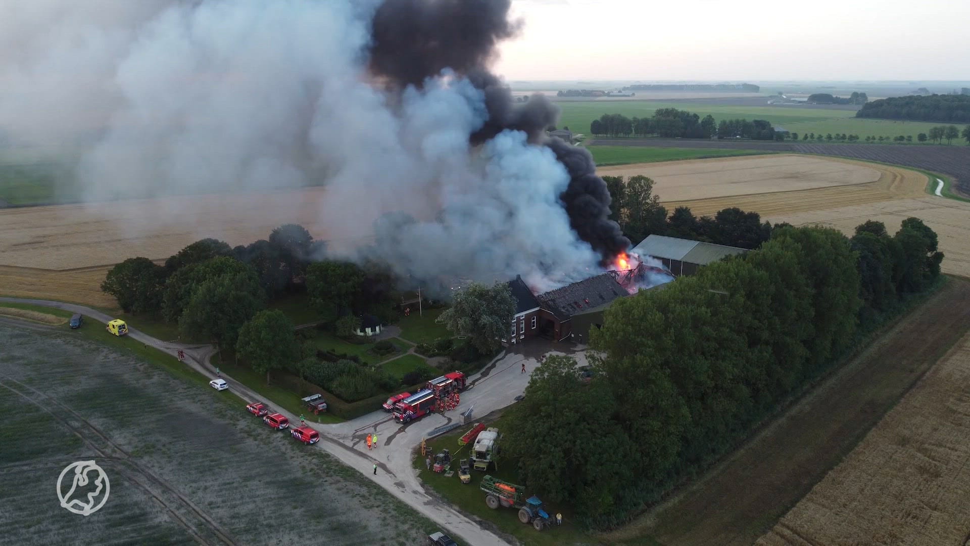 Grote brand verwoest schuur in het Groningse dorp Termunten