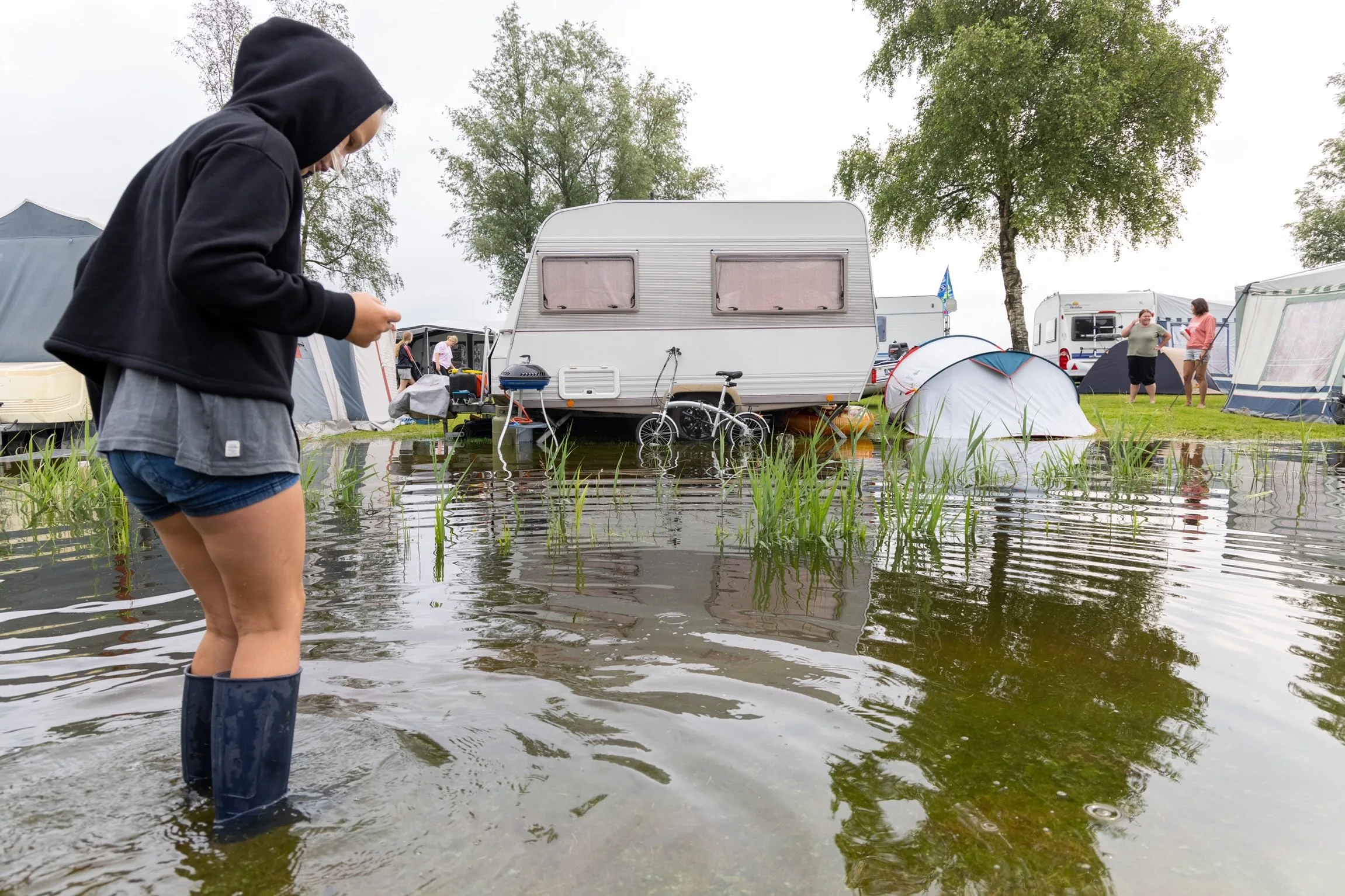 Natte voeten op camping in Friese Sumar: 'Alles staat onder water'