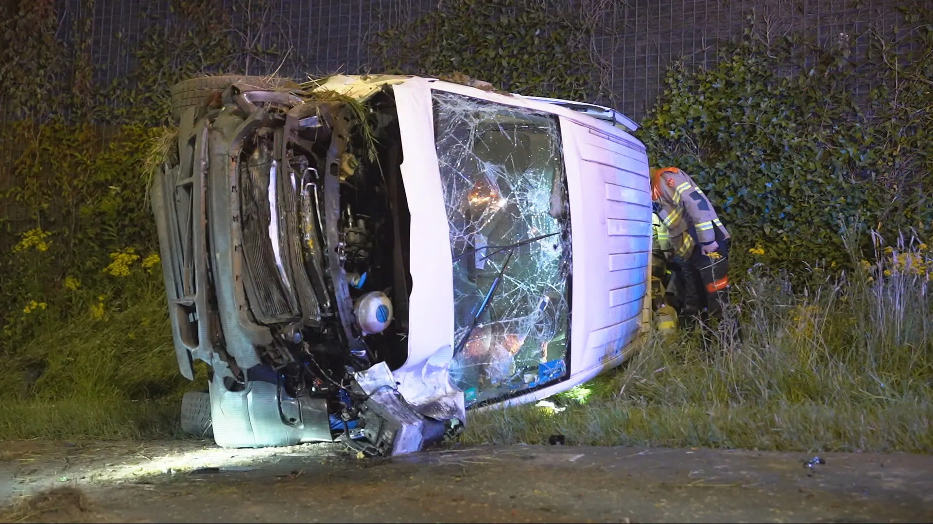 Bestuurder vlucht na ongeluk, twee inzittenden naar het ziekenhuis