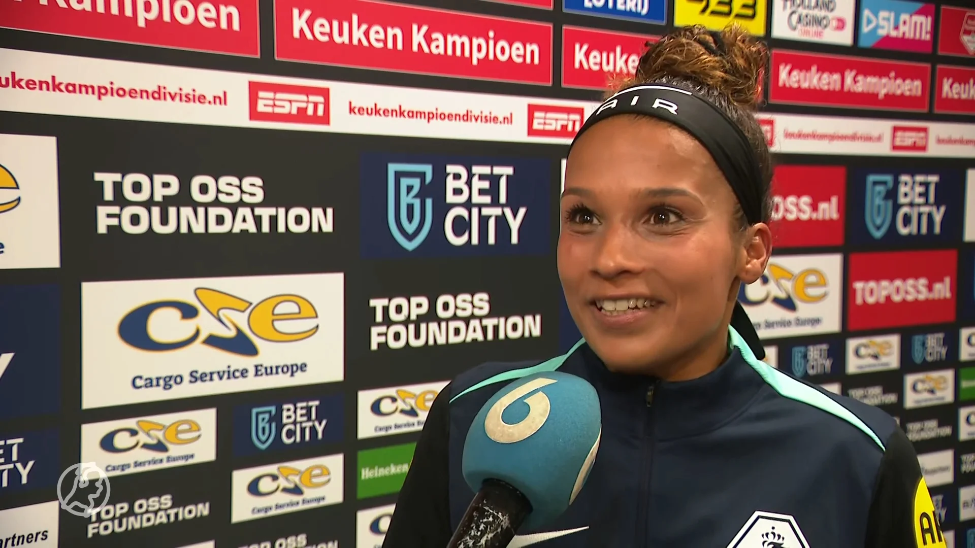 Scheidsrechter Shukrula fluit eerste duel in betaald voetbal