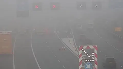 Aanrijding tussen vrachtwagen en motor op A4, motorrijder komt om het leven