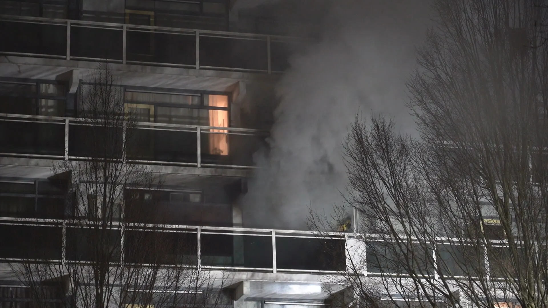 Grote brand in flatgebouw Breda, tientallen bewoners brengen kerstochtend door op straat