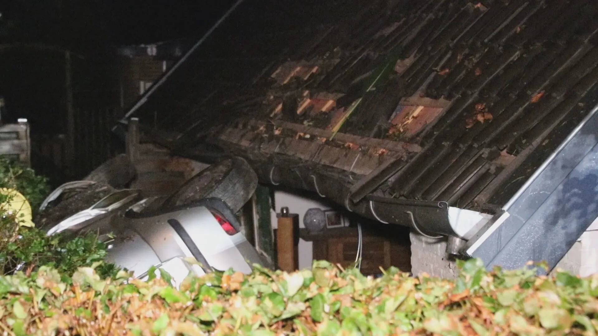 VIDEO: Auto vliegt uit bocht en ramt huis in Leuvenheim