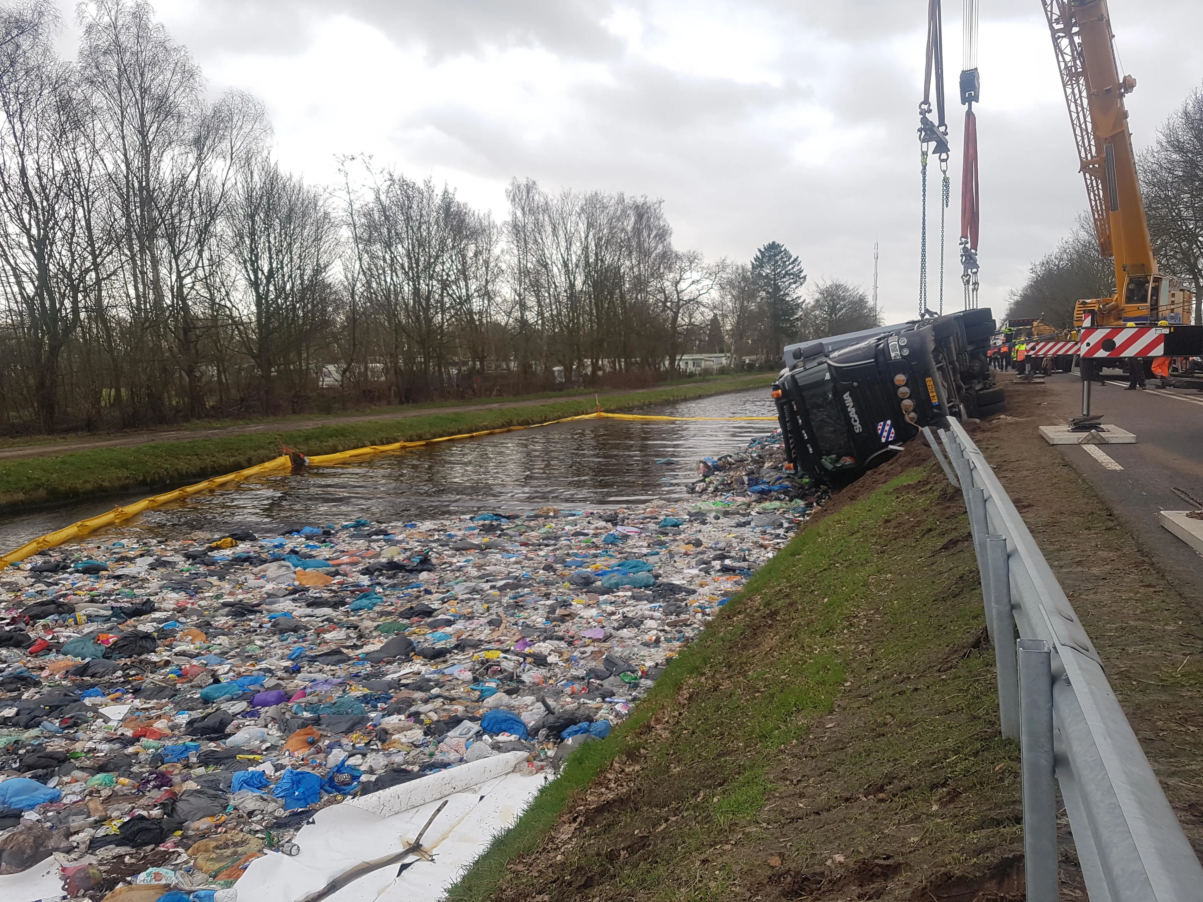 Dronken chauffeur parkeert vrachtwagen met 30 ton huisvuil in kanaal
