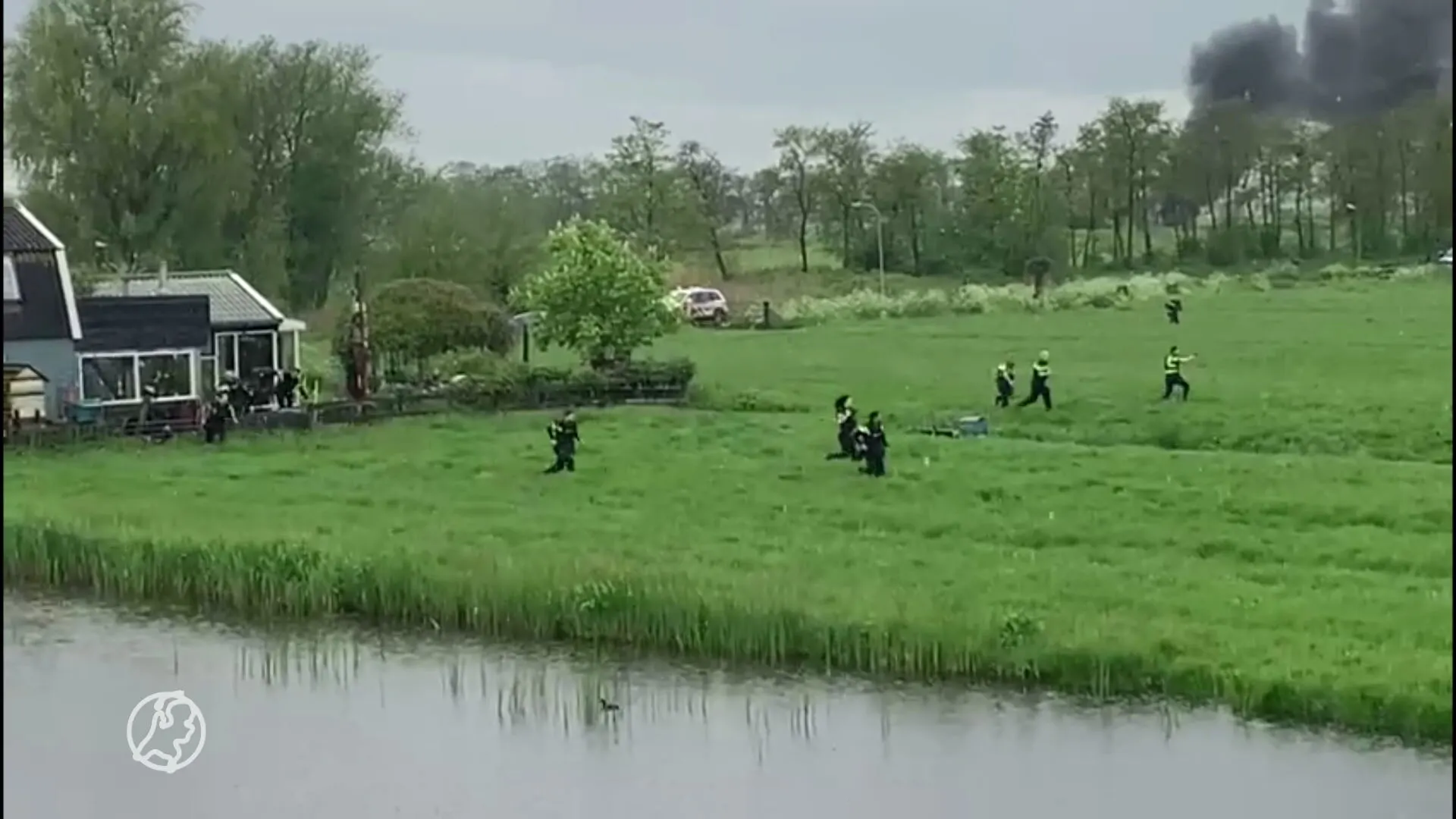 VIDEO: Meerdere schoten bij klopjacht door weiland na gewapende overval