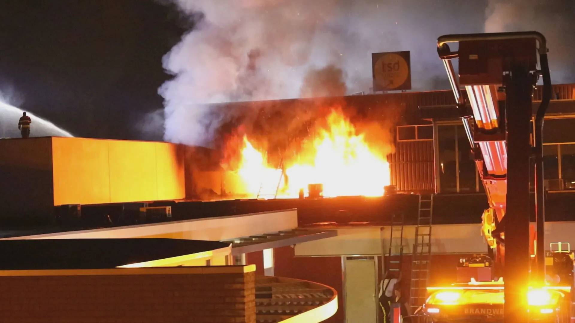 Grote brand legt compleet bedrijfspand Tilburg in de as